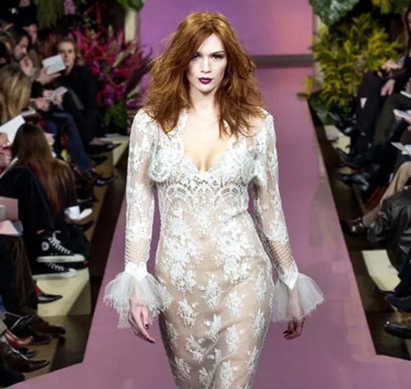 TORRENTE - Weißes Tüllset bestehend aus einem Kleid und einem Bolerojäckchen, bestickt mit Blumen, Perlen und Pailletten. Sie wird mit einer weißen, mit Perlen bestickten Satintasche geliefert. Keine Größenangabe, es passt eine 34FR/36FR.
