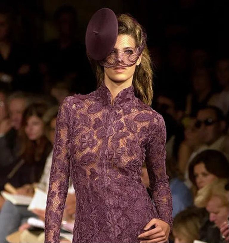 TORRENTE - Mauvefarbenes Häkelset mit Blumenaufnäher aus Leder, bestehend aus einem Oberteil und einem Rock. Keine Größenangabe, es passt eine 36FR. 2002-2003 Herbst-Winter Haute Couture Collection'S.

Zusätzliche Informationen:
Zustand: Sehr guter