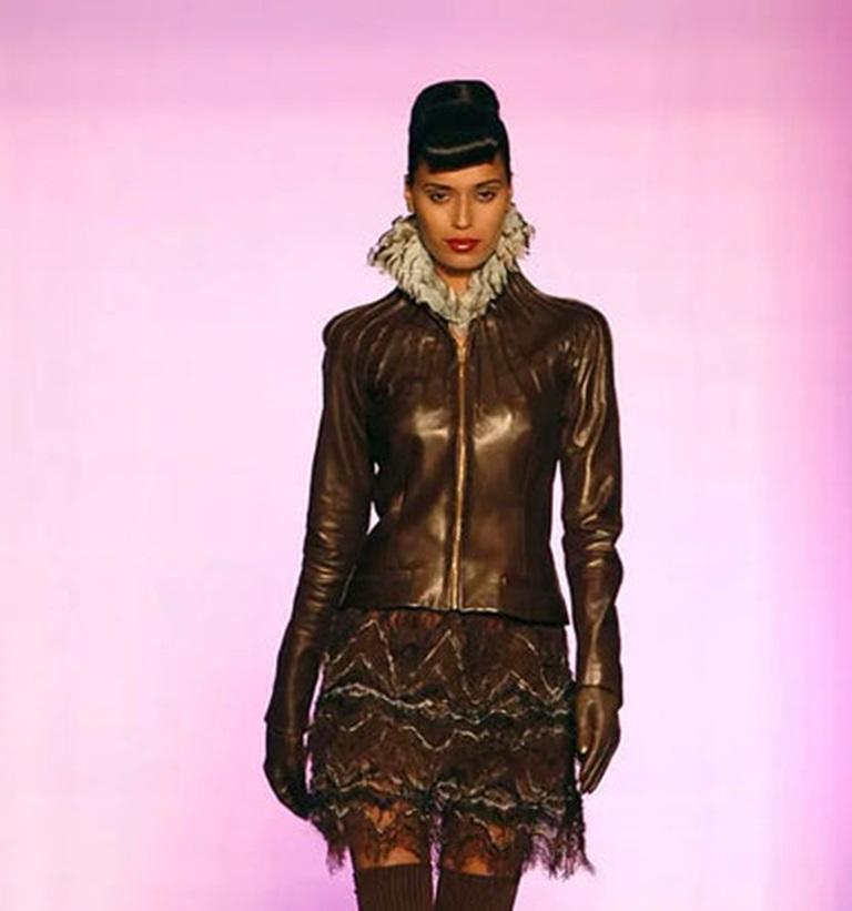 TORRENTE - Robe courte en laine bleue avec dentelle brune. Aucune taille n'est indiquée, il convient à un 36FR. Collectional Haute Couture automne-hiver 2003/2004.

Informations complémentaires :
Condit : Très bon état.
Dimensions : Poitrine : 40 cm