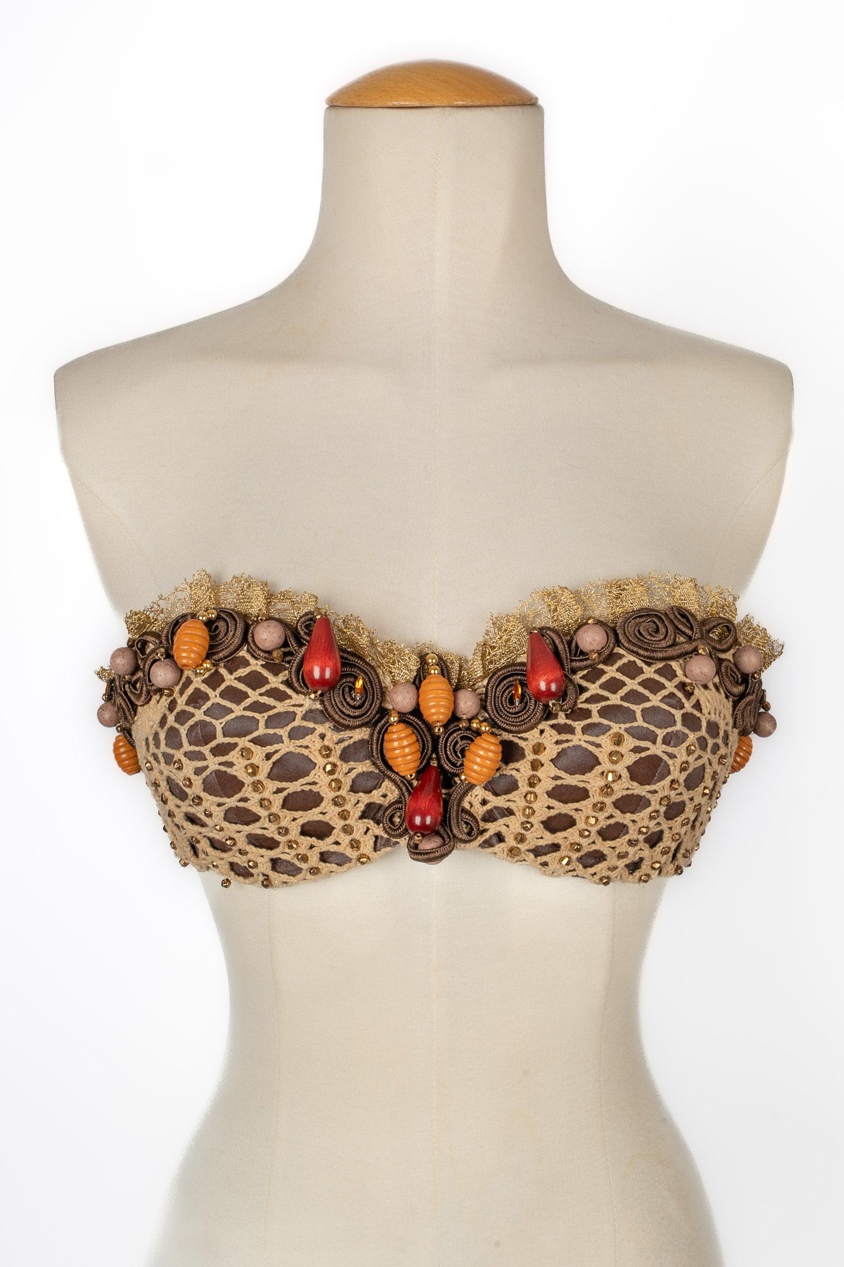 TORRENTE - Kurzes braunes Bustier-Top aus Leinen mit Häkelmuster, Verzierungen, goldener Spitze und Perlen. Keine Größenangabe, es passt ein 34/36FR.

Zusätzliche Informationen:
Zustand: Guter Zustand
Abmessungen: Länge: von 65 cm bis 67 cm

Sellers