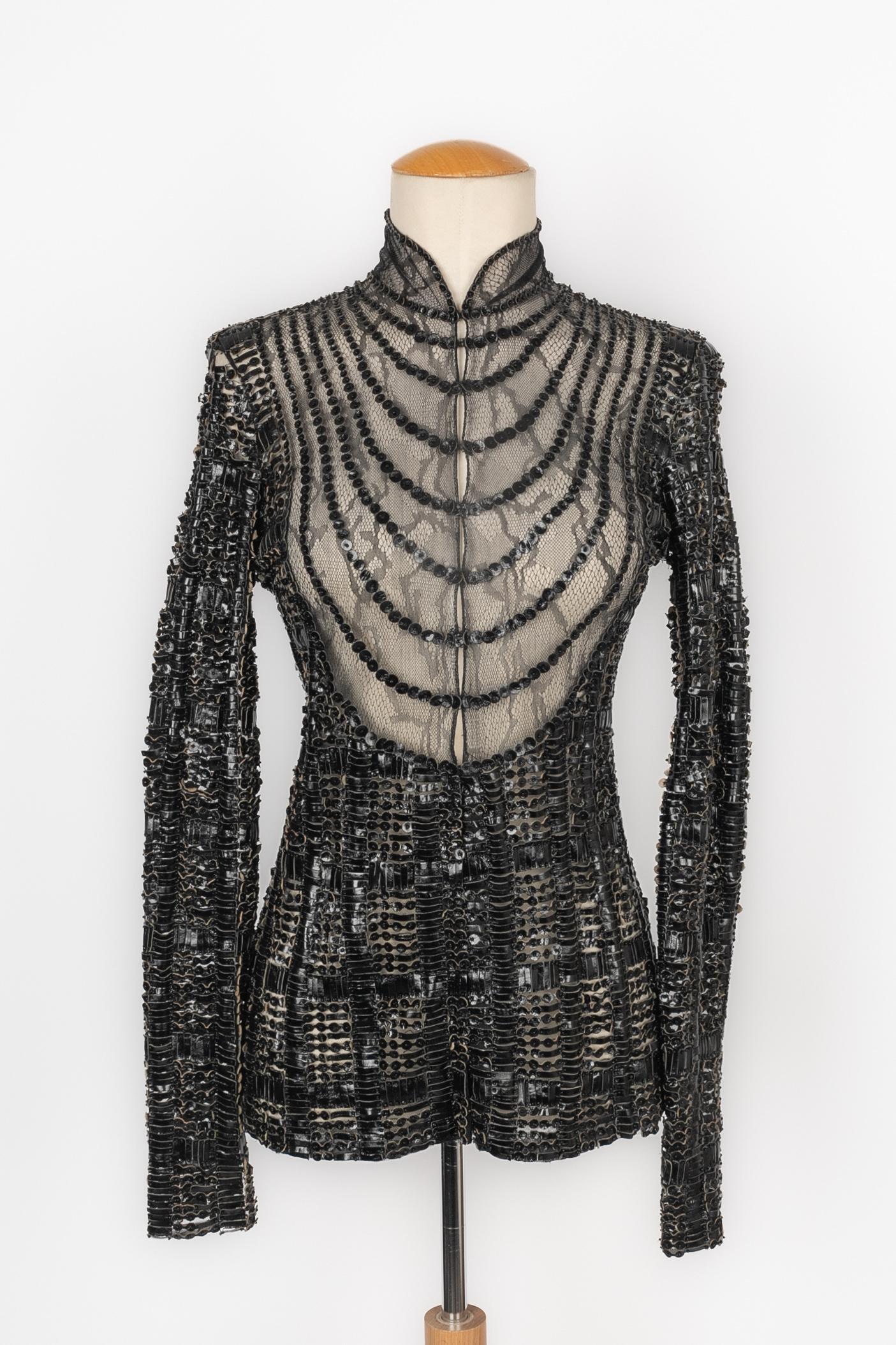 TORRENTE - Top a maniche lunghe in pizzo nero interamente ricamato con motivi in pelle nera e perle nere. Non è indicata la taglia, ma veste una 34FR/36FR. Collezione Haute Couture Autunno-Inverno 2002-2003. Manca l'etichetta del