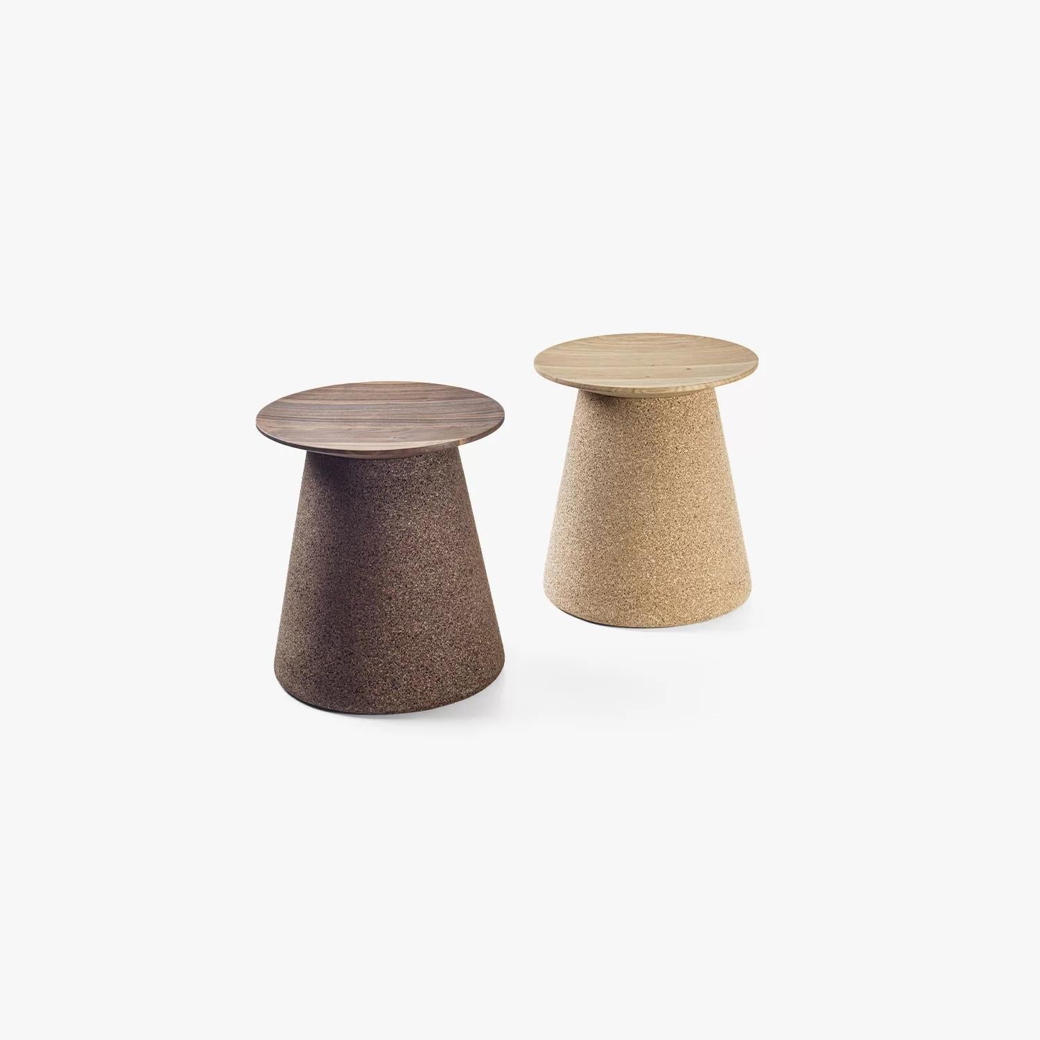 Torrewood is a stool born from Italian savoir-faire and the meeting of two materials, a solid wood seat in glued lists and beveled edges and a conical base made of CORE, cork from recycled corks mixed with natural glues. The stool brings us back to