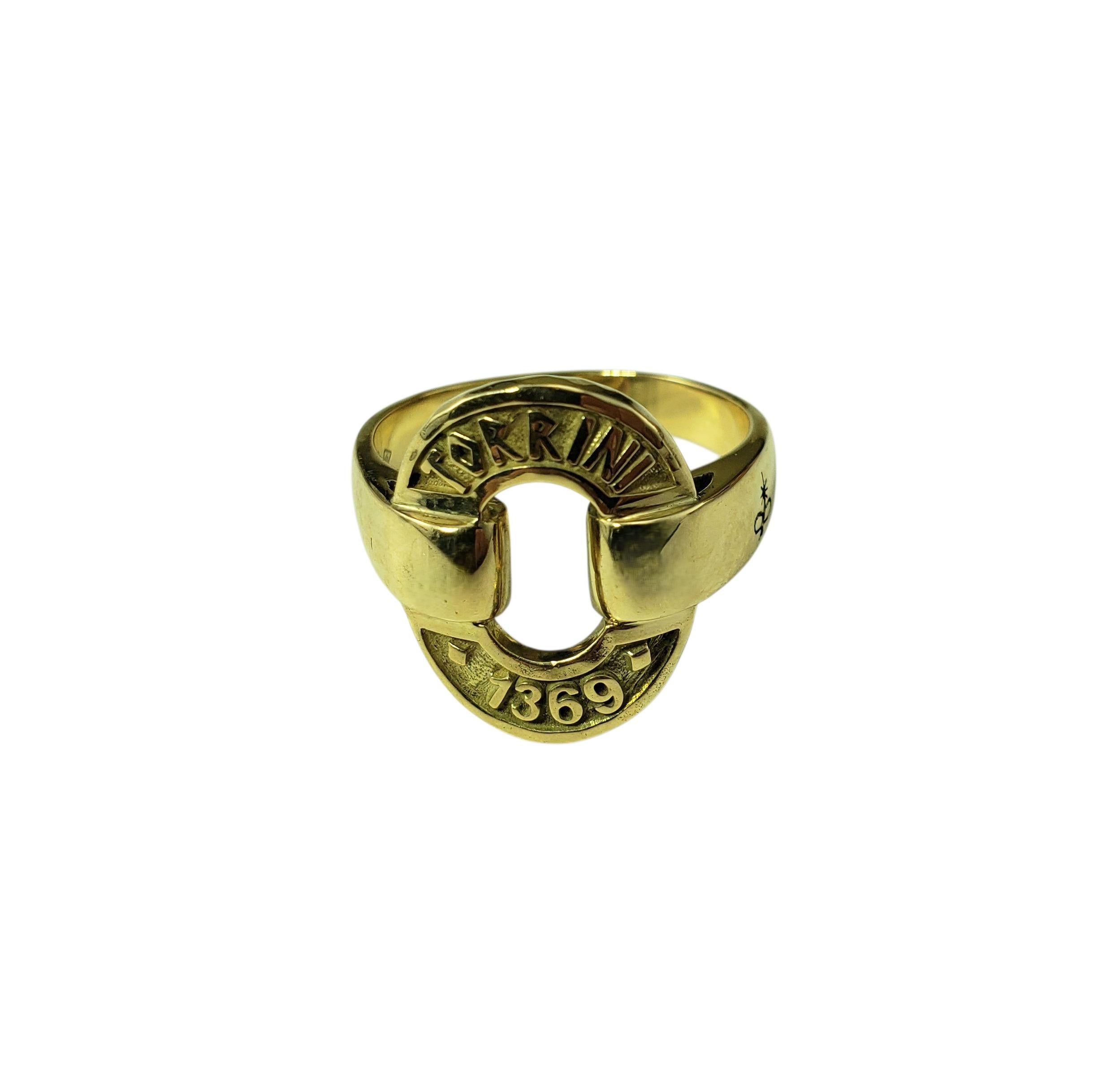 Anello Torrini in oro giallo 14K misura 8,75

Audace, scultoreo e inconfondibilmente italiano, questo anello vintage in oro giallo 14 carati presenta il nome Torrini in rilievo e la storica scritta 