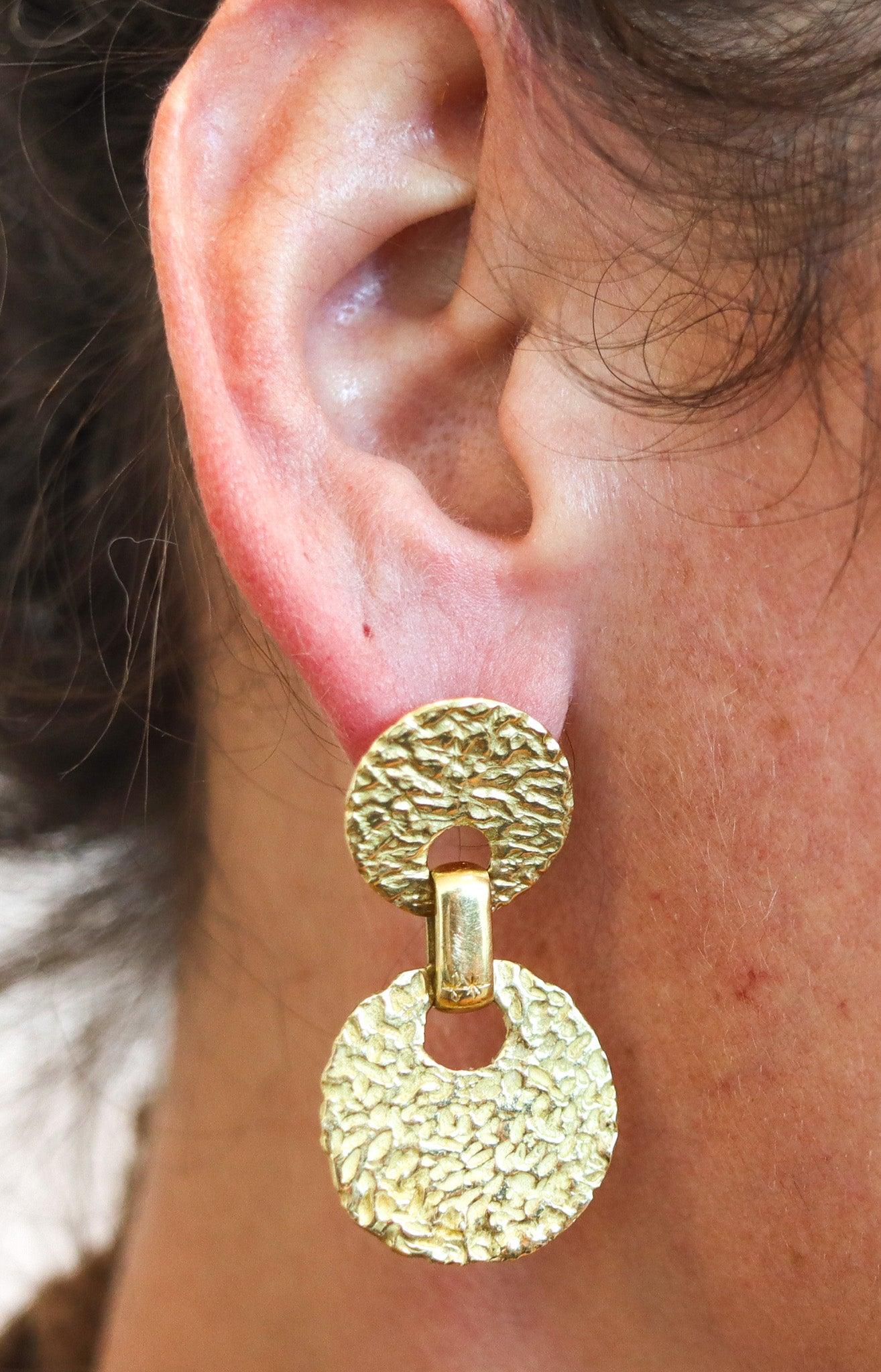 Paire de boucles d'oreilles pendantes conçues par Torrini.

Il s'agit de magnifiques boucles d'oreilles pendantes créées à Florence, en Italie, par la maison de joaillerie Torrini, dans les années 1970. Les boucles d'oreilles ont été réalisées en or
