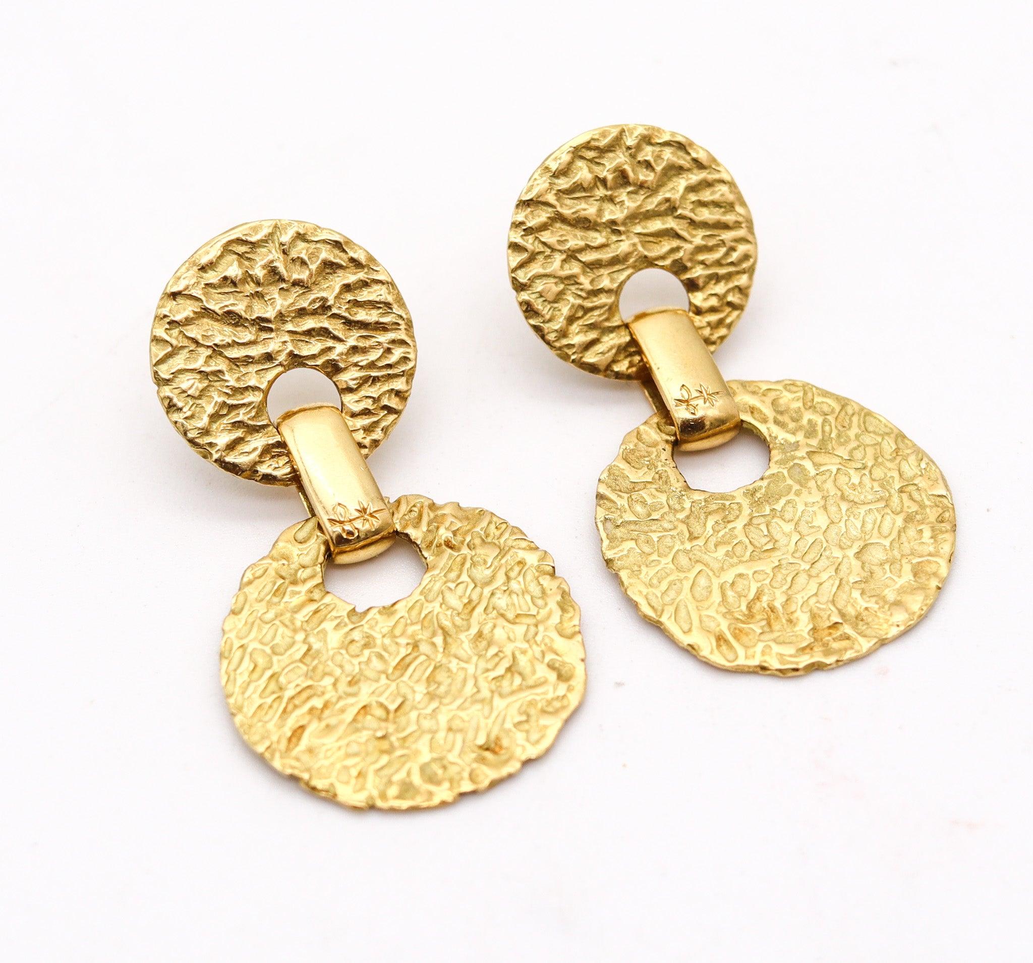 Moderniste TORRINI Firenze 1970 Pendants d'oreilles en or jaune 18 carats texturé massif en vente