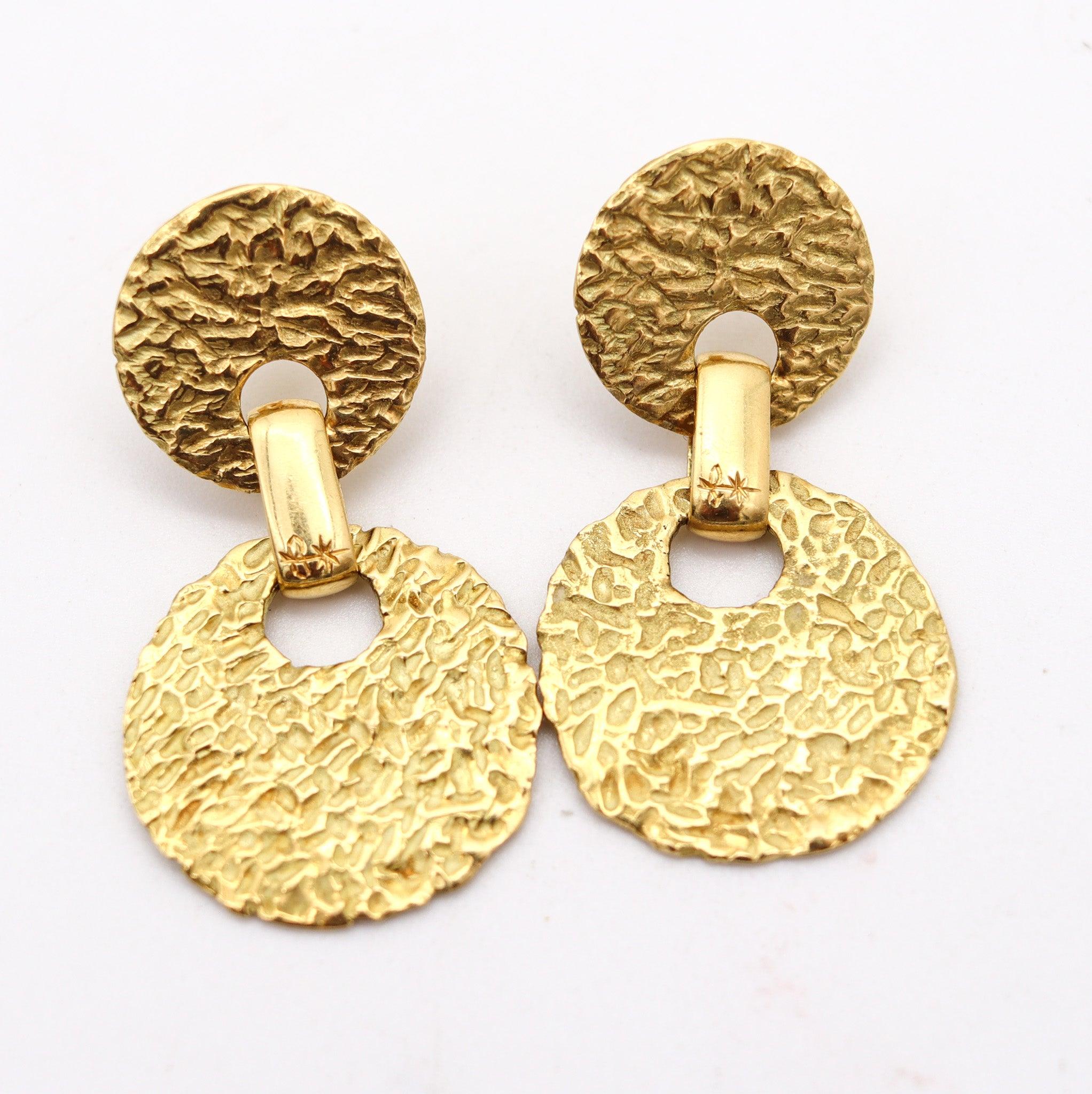 TORRINI Firenze 1970 Pendants d'oreilles en or jaune 18 carats texturé massif Excellent état - En vente à Miami, FL