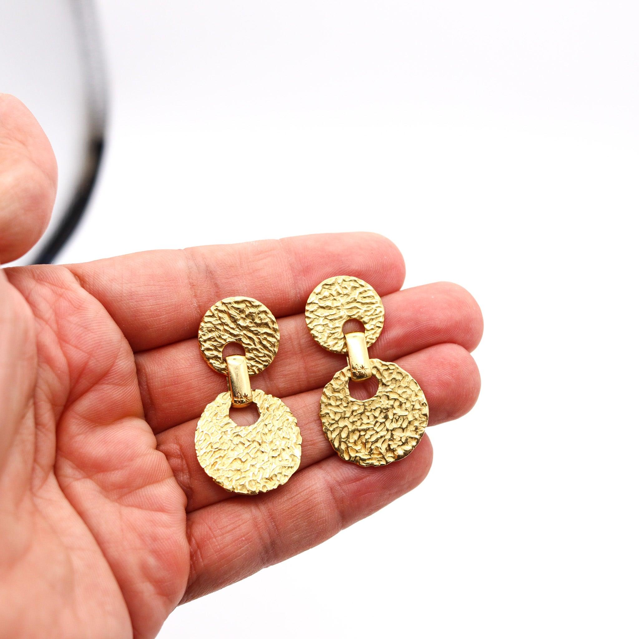 TORRINI Firenze 1970 Pendants d'oreilles en or jaune 18 carats texturé massif en vente 1