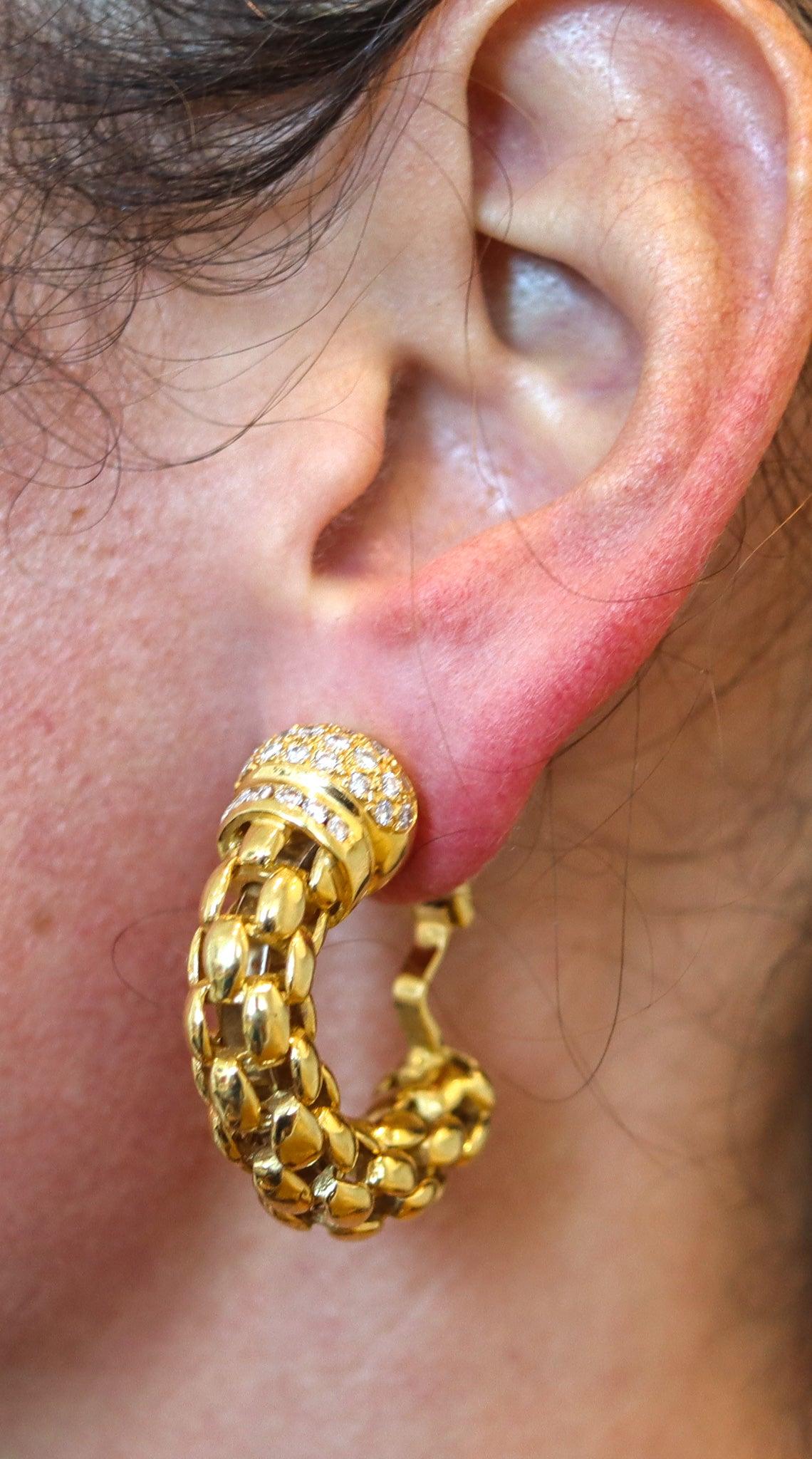 Paire de boucles d'oreilles en forme d'arceau conçues par Torrini.

Il s'agit d'une magnifique paire de boucles d'oreilles créées en Italie par la maison de joaillerie Torrini, à la fin du 20e siècle. Ces boucles d'oreilles ont été réalisées en or