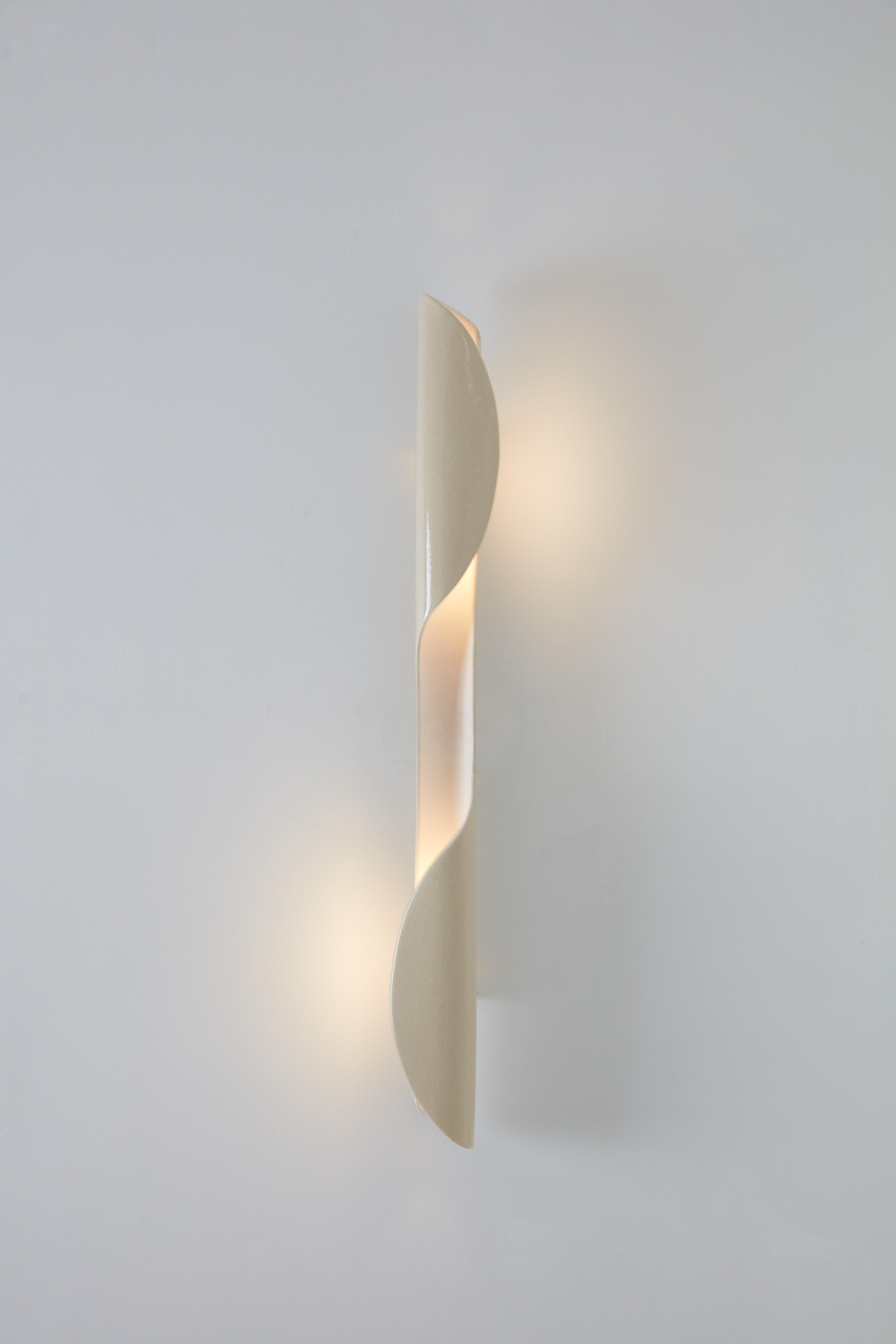 Torsade Ceramic wall lamp by Mydriaz
Dimensions: D 7 x W 7.8 x H 70 cm
Materials: Ceramic.
Available in other finishes: Pale gold on sandblasted brass, pale gold on polished brass.

Our products are handmade in our workshop. Dimensions and