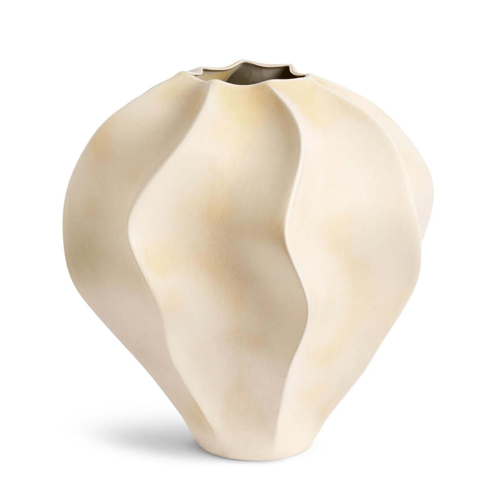 Vaso Torsade Cream XL all in 
in porcellana con una raffinata finitura color crema.
Consegnato in una raffinata confezione regalo.