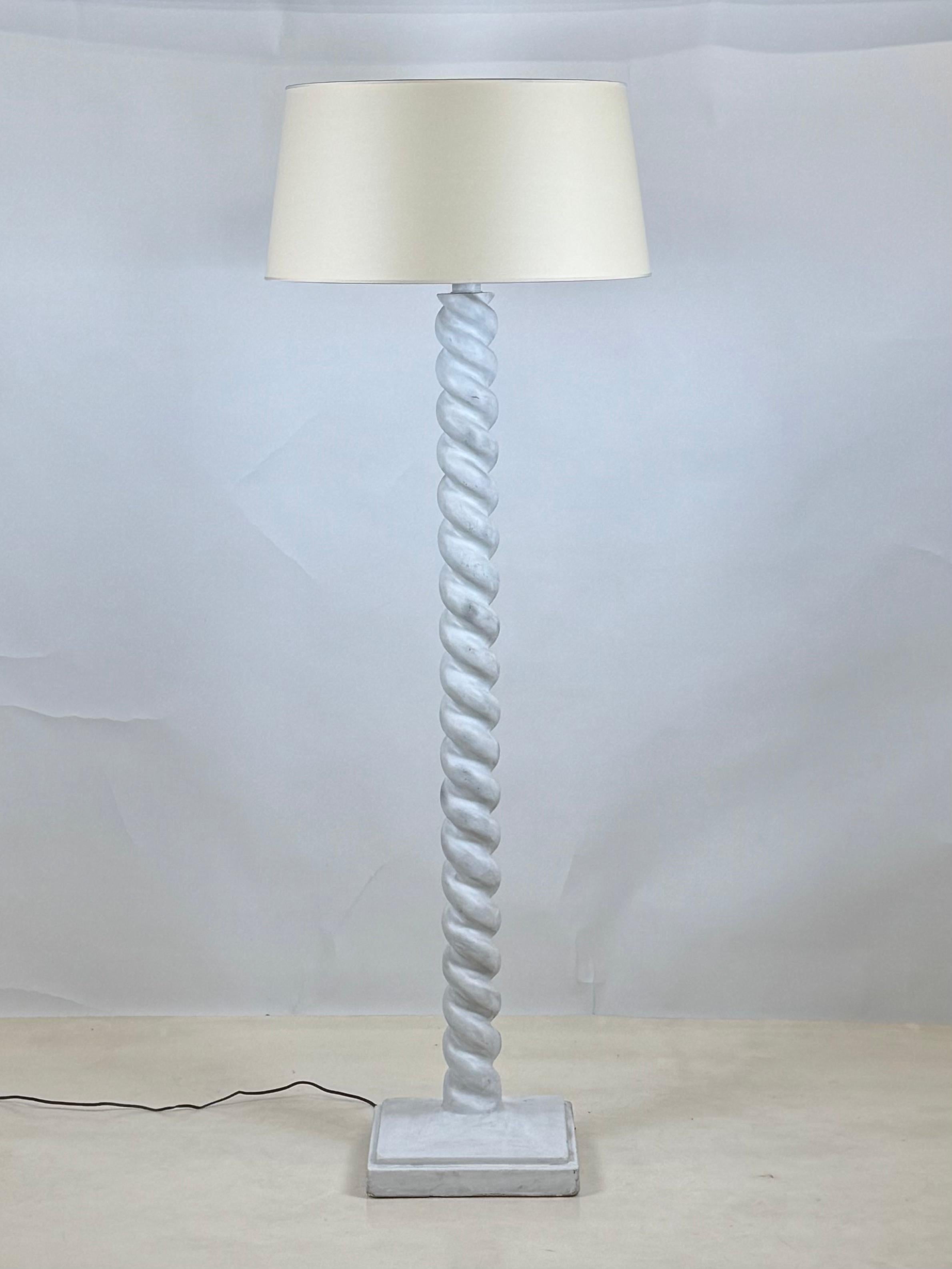 Impressionnant lampadaire en plâtre torsadé dans le style de Jean-Michel Franks.
Le mot 