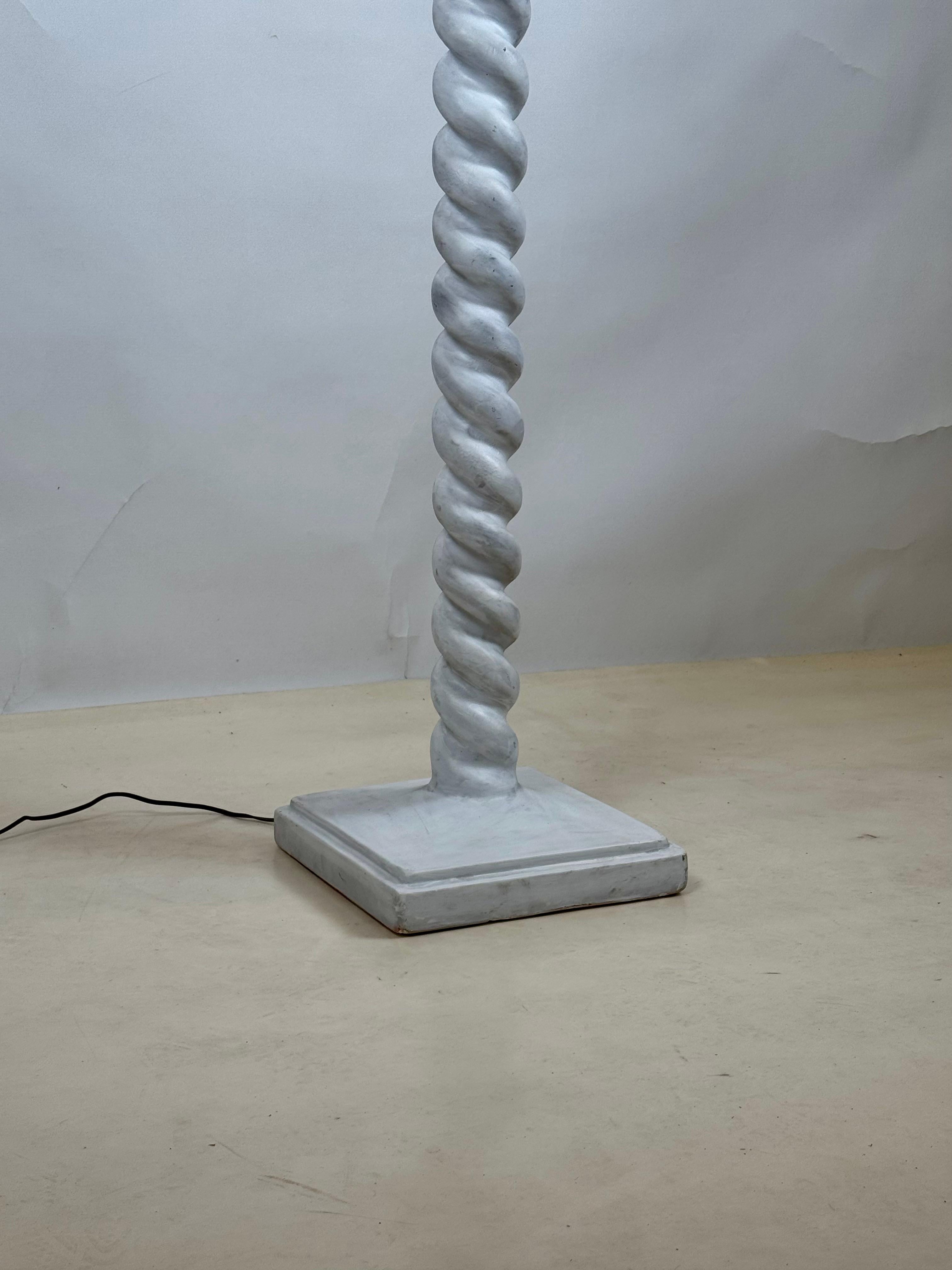 Français Lampadaire torsade dans le style de Jean-Michel Frank en vente