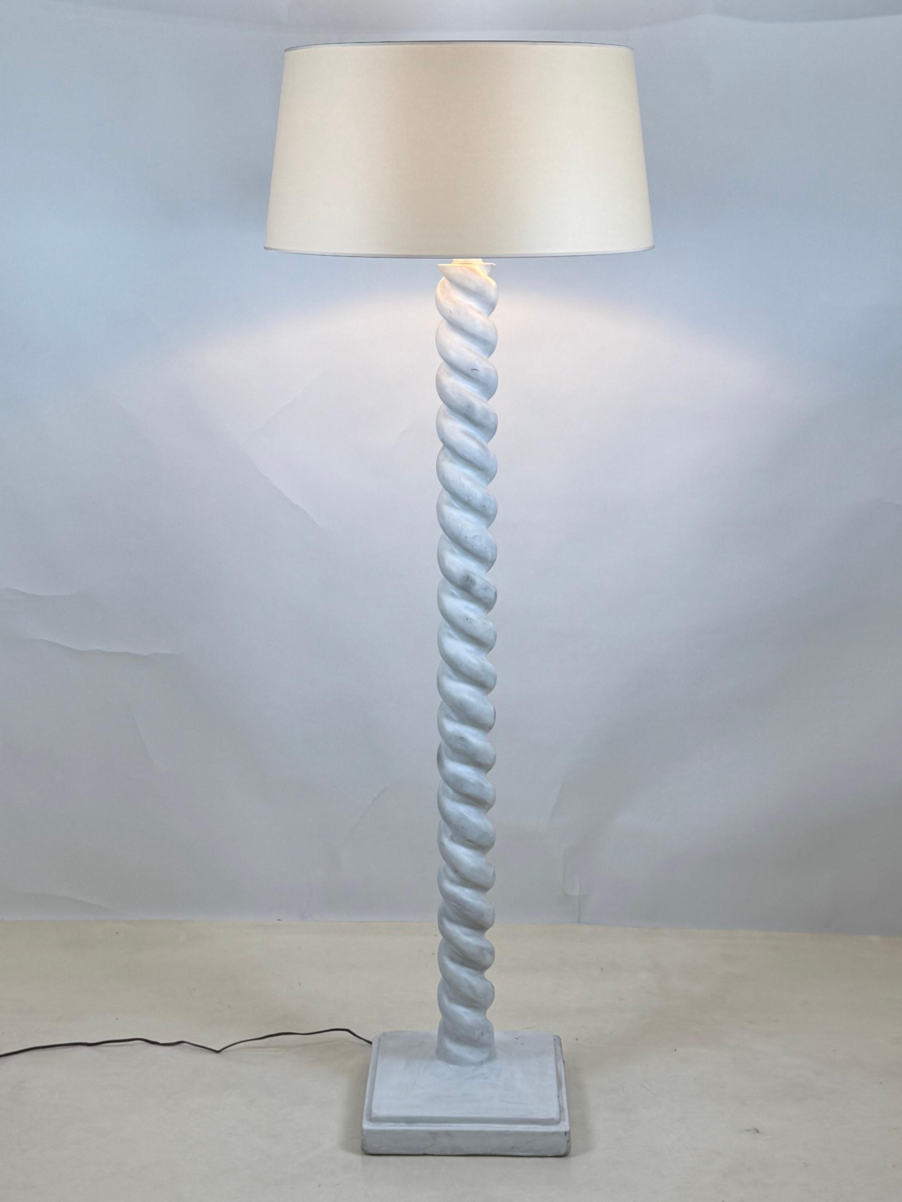 20ième siècle Lampadaire torsade dans le style de Jean-Michel Frank en vente