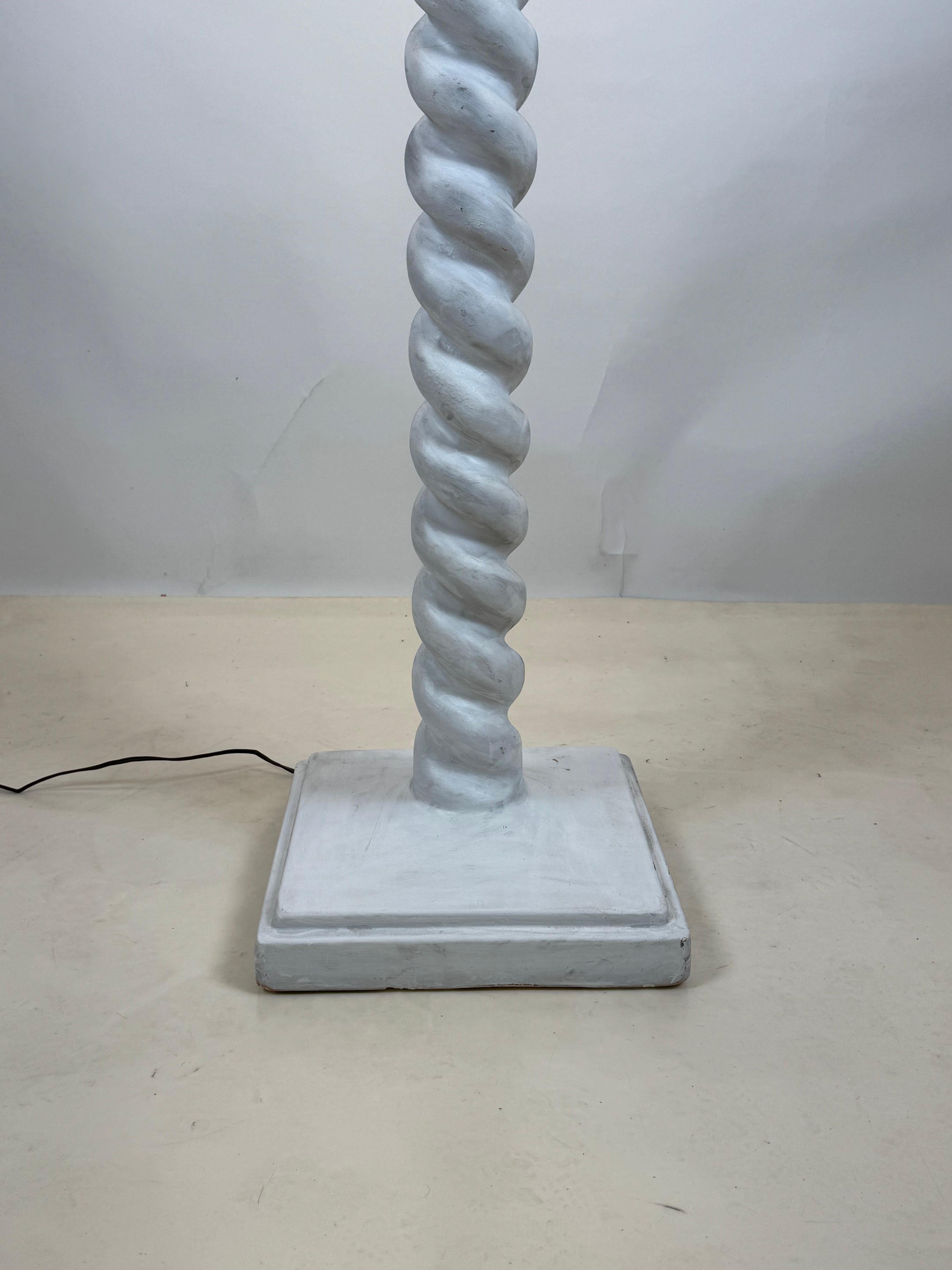 Plâtre Lampadaire torsade dans le style de Jean-Michel Frank en vente