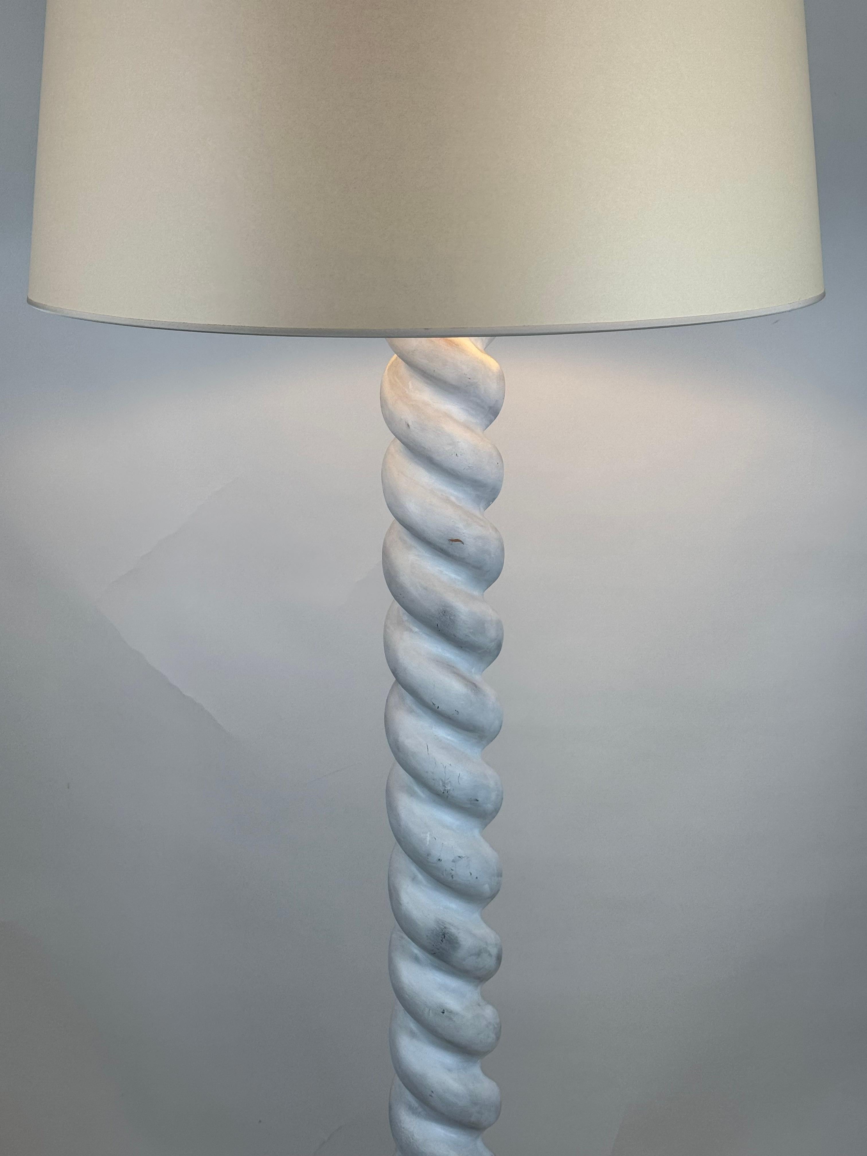 Lampadaire torsade dans le style de Jean-Michel Frank en vente 1