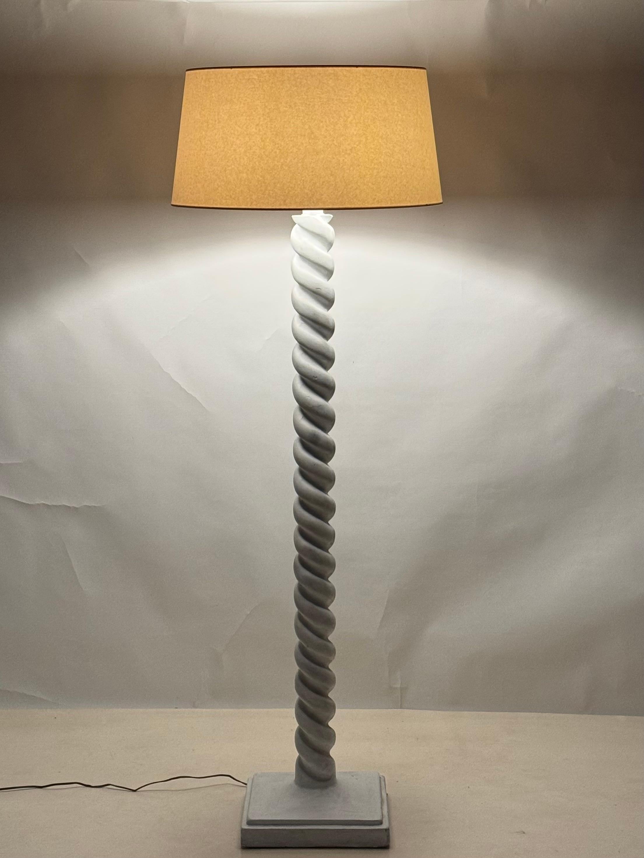 Lampadaire torsade dans le style de Jean-Michel Frank en vente 2