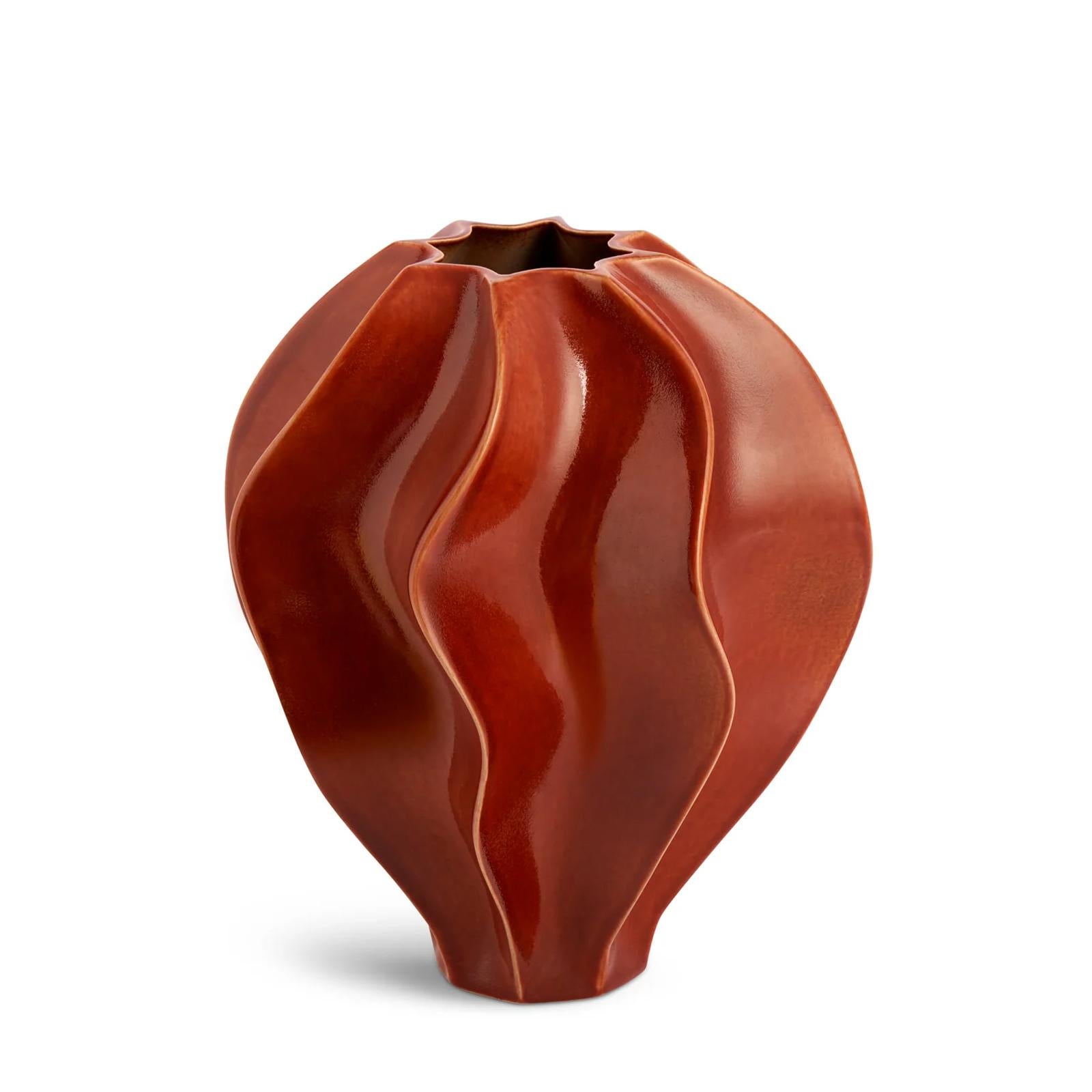 Vaso Torsade Red Large all in 
in porcellana con una raffinata finitura color crema.
Consegnato in una raffinata confezione regalo.