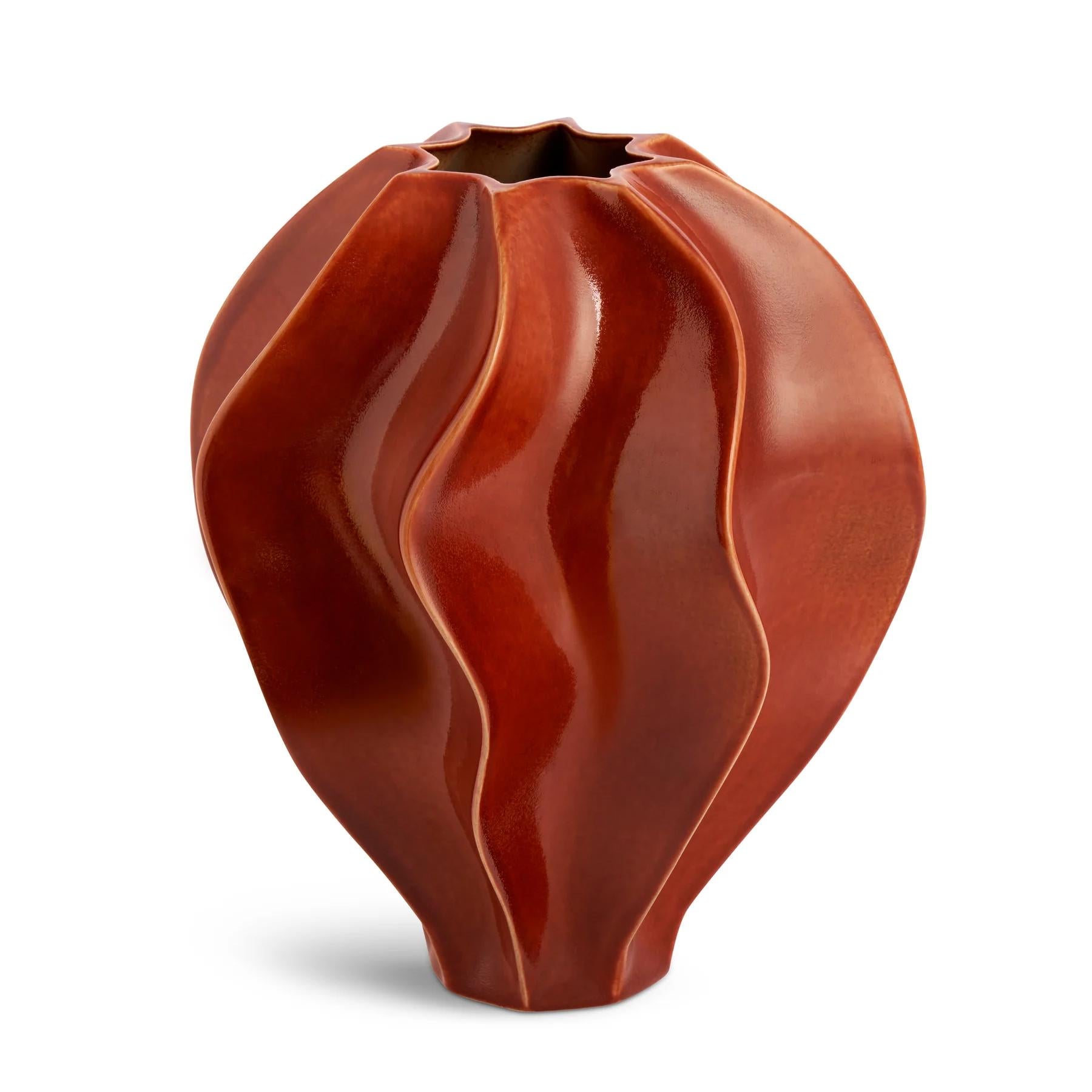 Vaso Torsade Red XL all in 
in porcellana con una raffinata finitura color crema.
Consegnato in una raffinata confezione regalo.