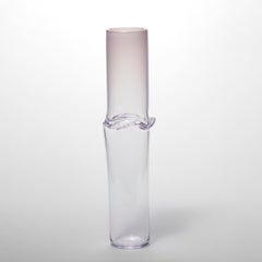 Torsion in Alt Rosa 24/02, einem klaren und rosafarbenen skulpturalen Glasgefäß von Emma Baker