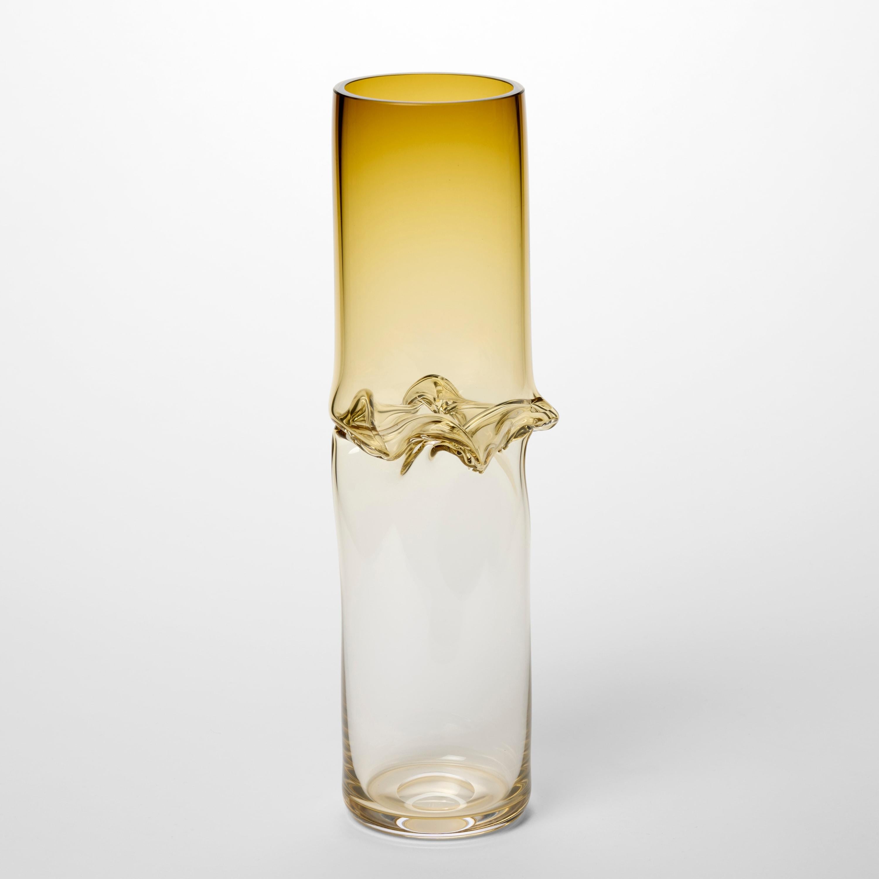 Organico moderno Torsion in Amber 25/01, un vaso scultura in vetro trasparente e ambrato di Emma Baker in vendita