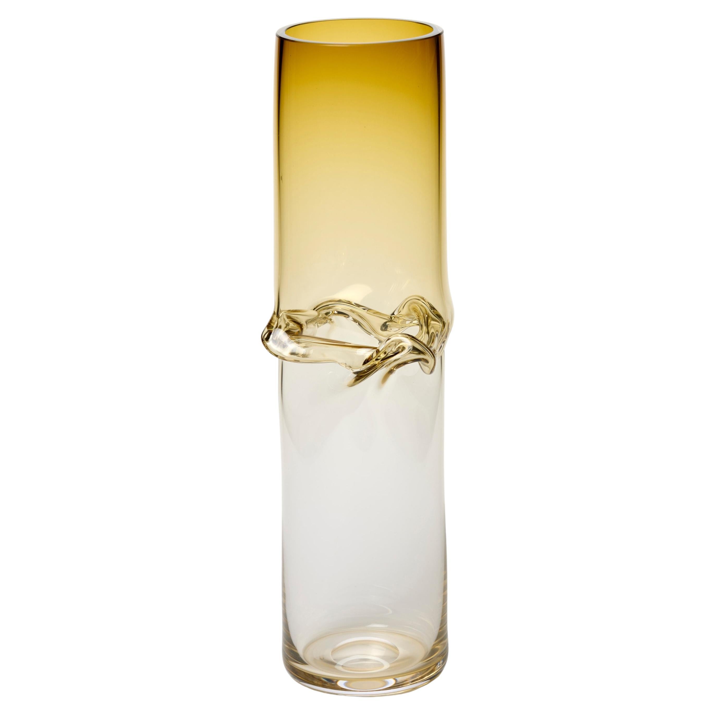 Torsion in Amber 25/01, un vaso scultura in vetro trasparente e ambrato di Emma Baker