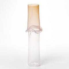 Torsion in Apricot 22/01, un récipient sculptural orange clair et doux d'Emma Baker