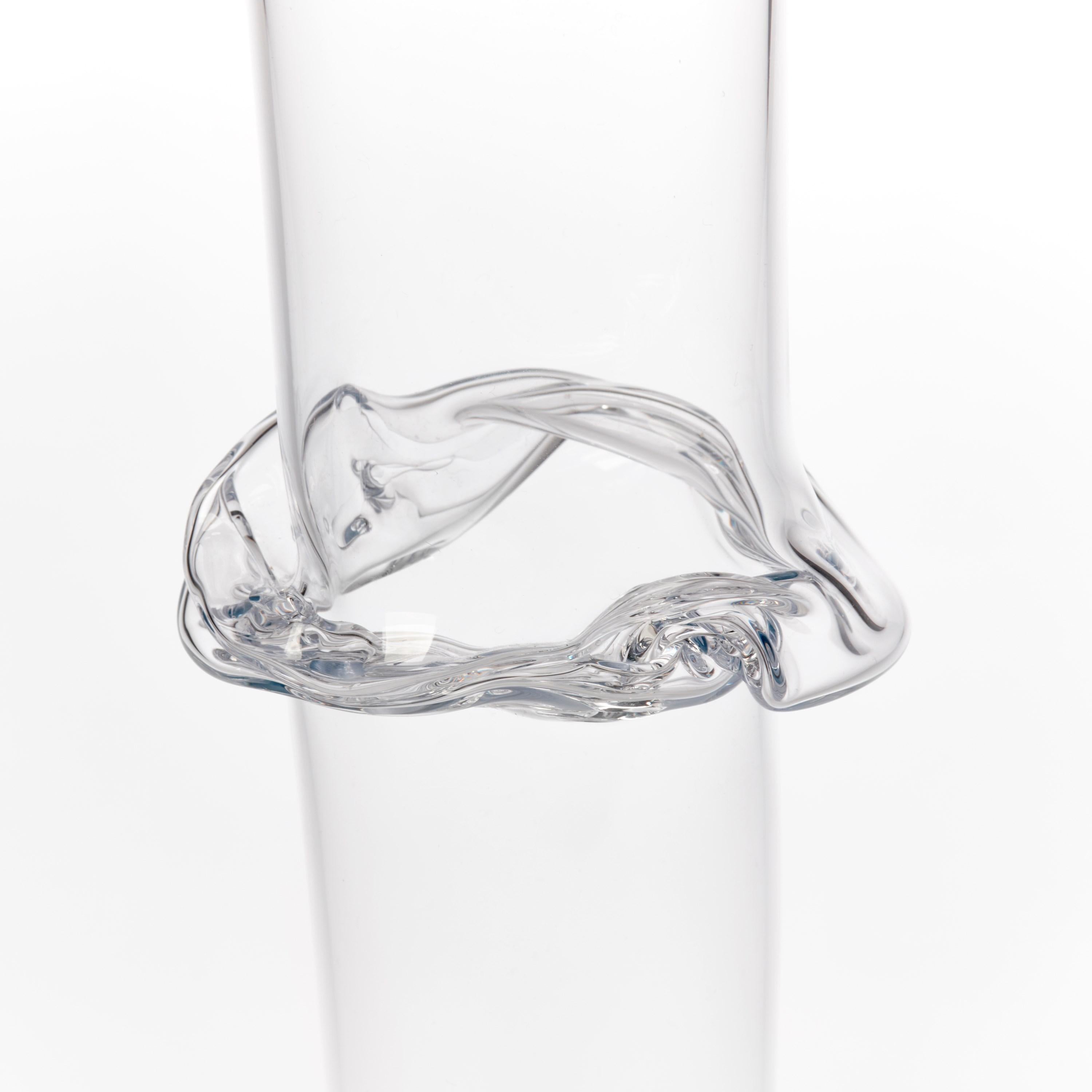 Torsion in Clear 22/09, abstraktes skulpturales mundgeblasenes Glasgefäß aus Klarglas von Emma Baker (Organische Moderne) im Angebot