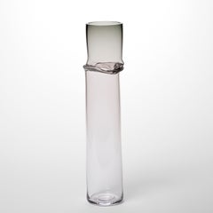 Torsion in Grey 25/01, un récipient sculptural en verre clair et gris d'Emma Baker