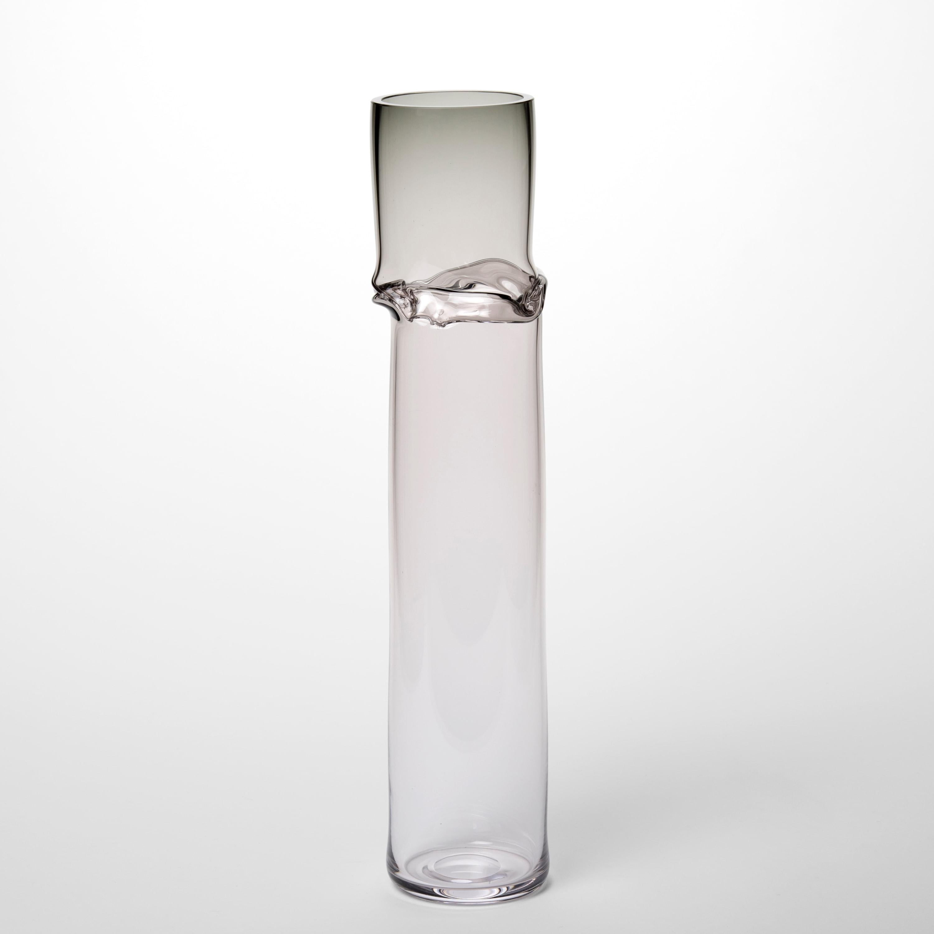 Organico moderno Torsion in Grey 25/01, un vaso scultoreo in vetro grigio e trasparente di Emma Baker in vendita