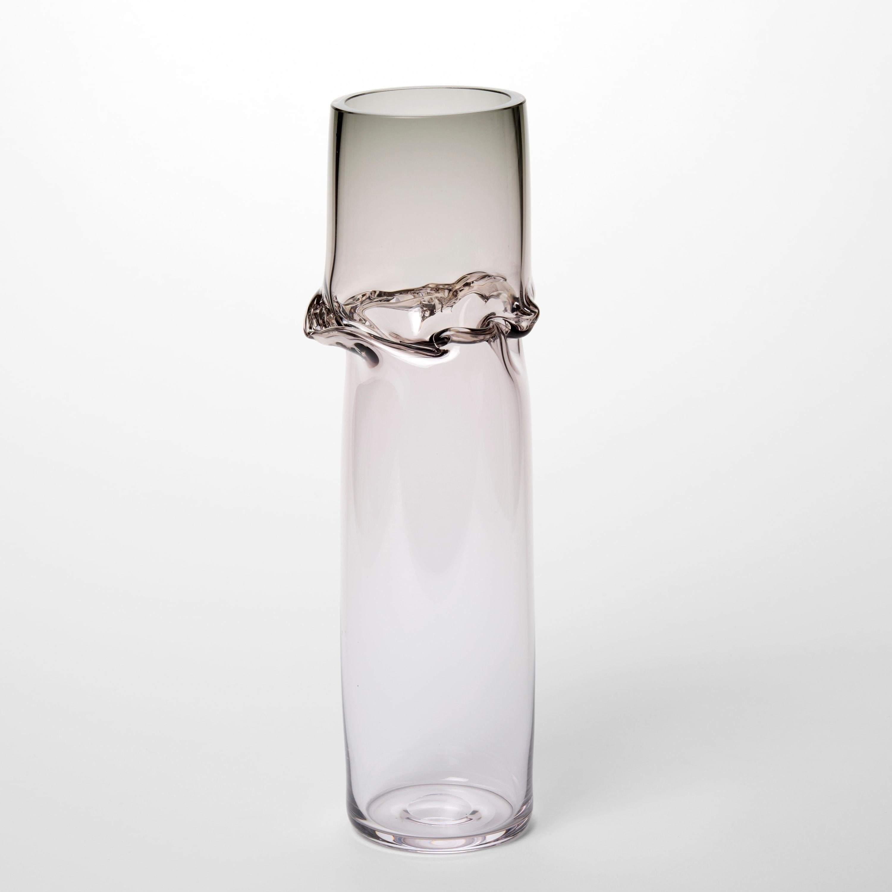 Organico moderno Torsion in Grey 25/02, vaso scultura in vetro trasparente e giada di Emma Baker in vendita