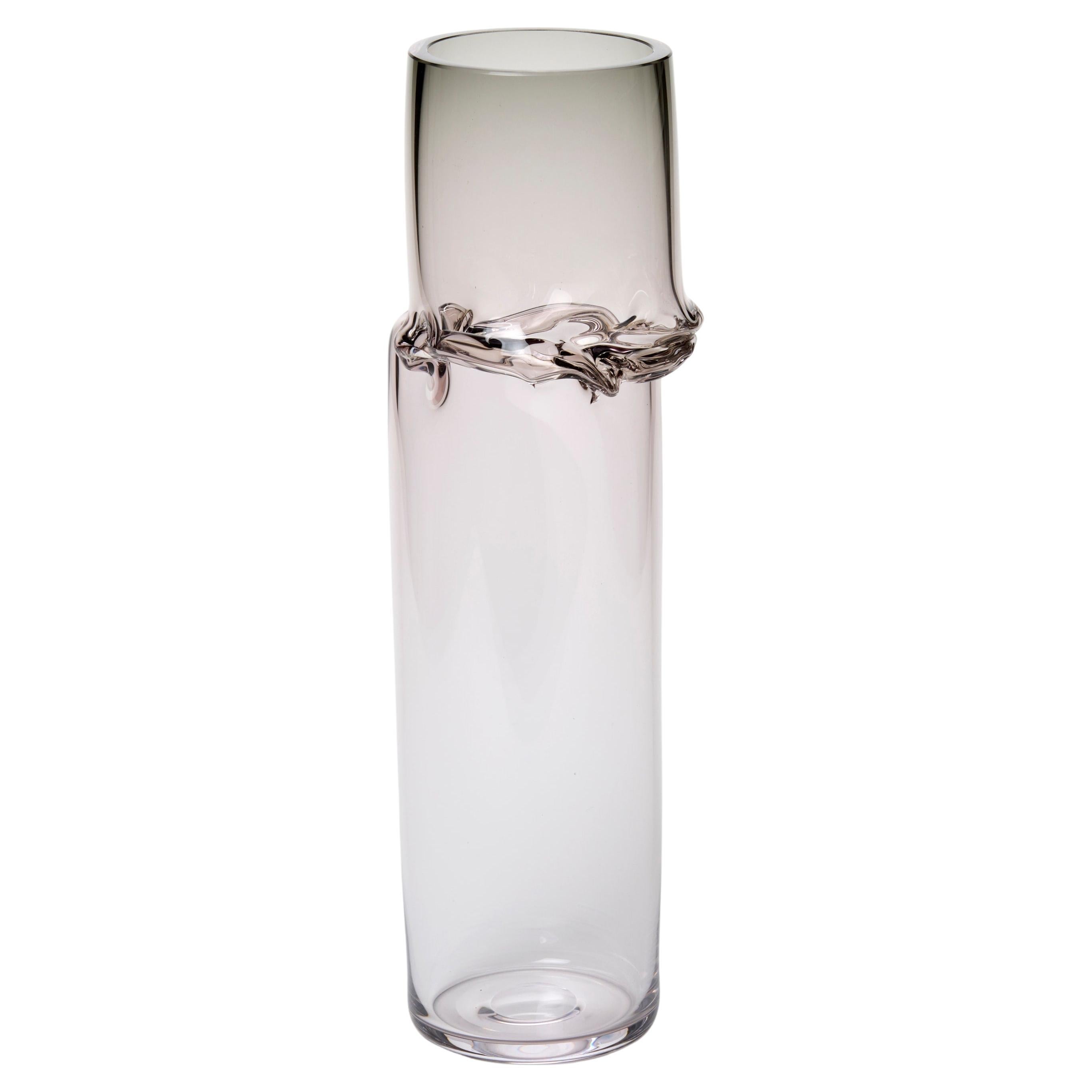 Torsion in Grey 25/02, vaso scultura in vetro trasparente e giada di Emma Baker