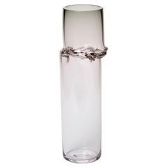 Torsion in Grey 25/02, vaso scultura in vetro trasparente e giada di Emma Baker