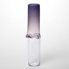 Torsion in Nachtblau 24/01, vase sculptural en verre clair et violet d'Emma Baker