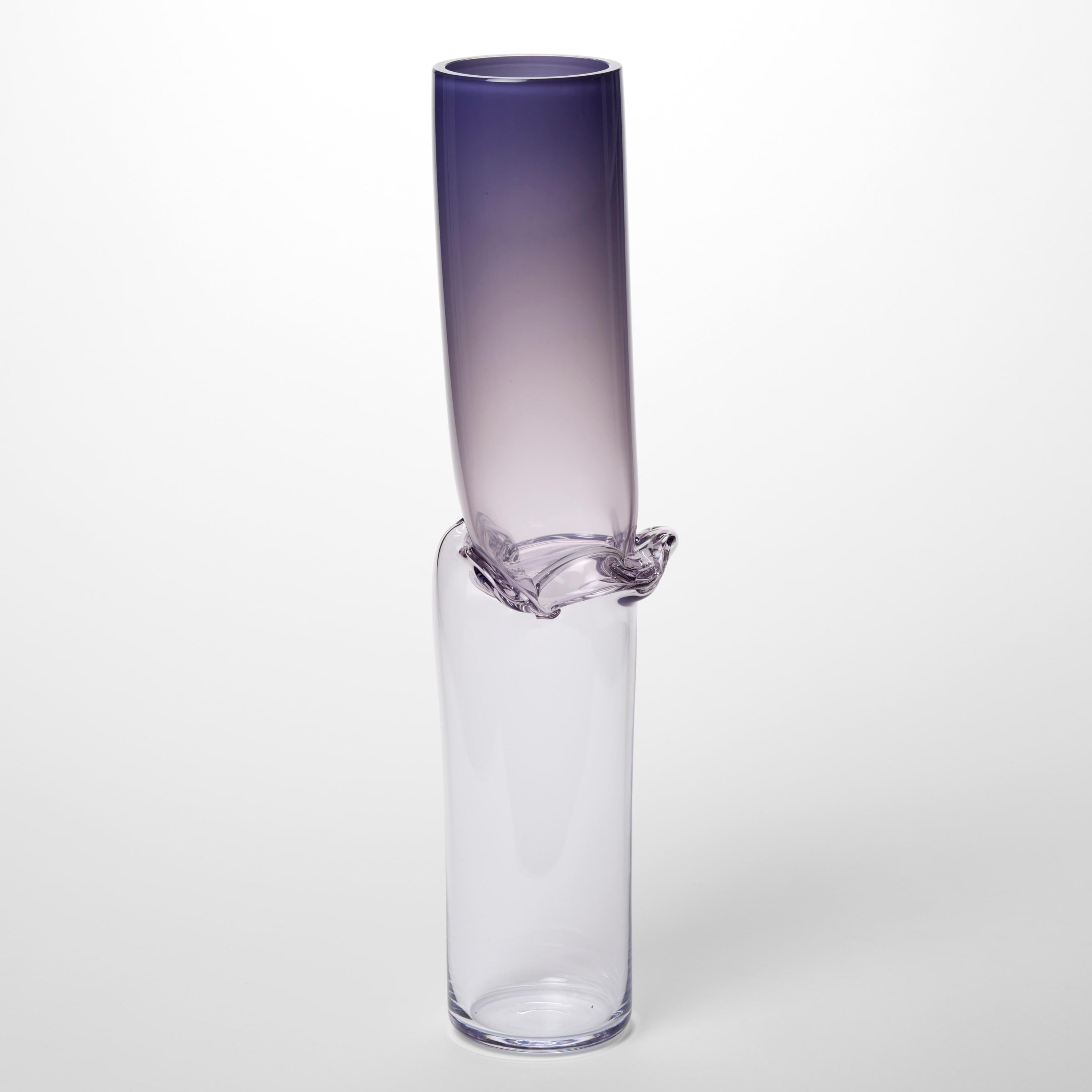 Organico moderno Torsion in Nachtblau 24/01, vaso scultura in vetro trasparente e viola di Emma Baker in vendita