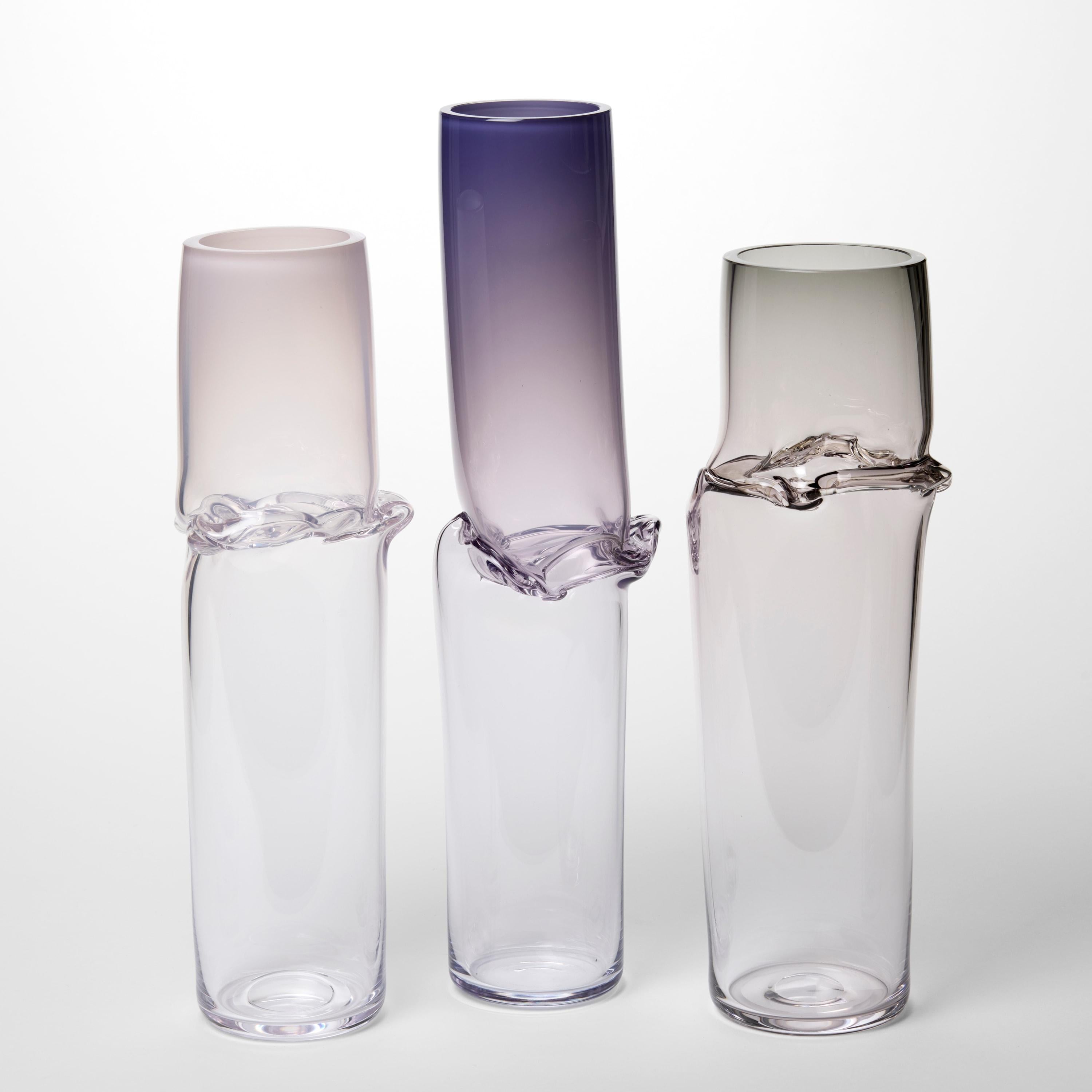 Britannico Torsion in Nachtblau 24/01, vaso scultura in vetro trasparente e viola di Emma Baker in vendita