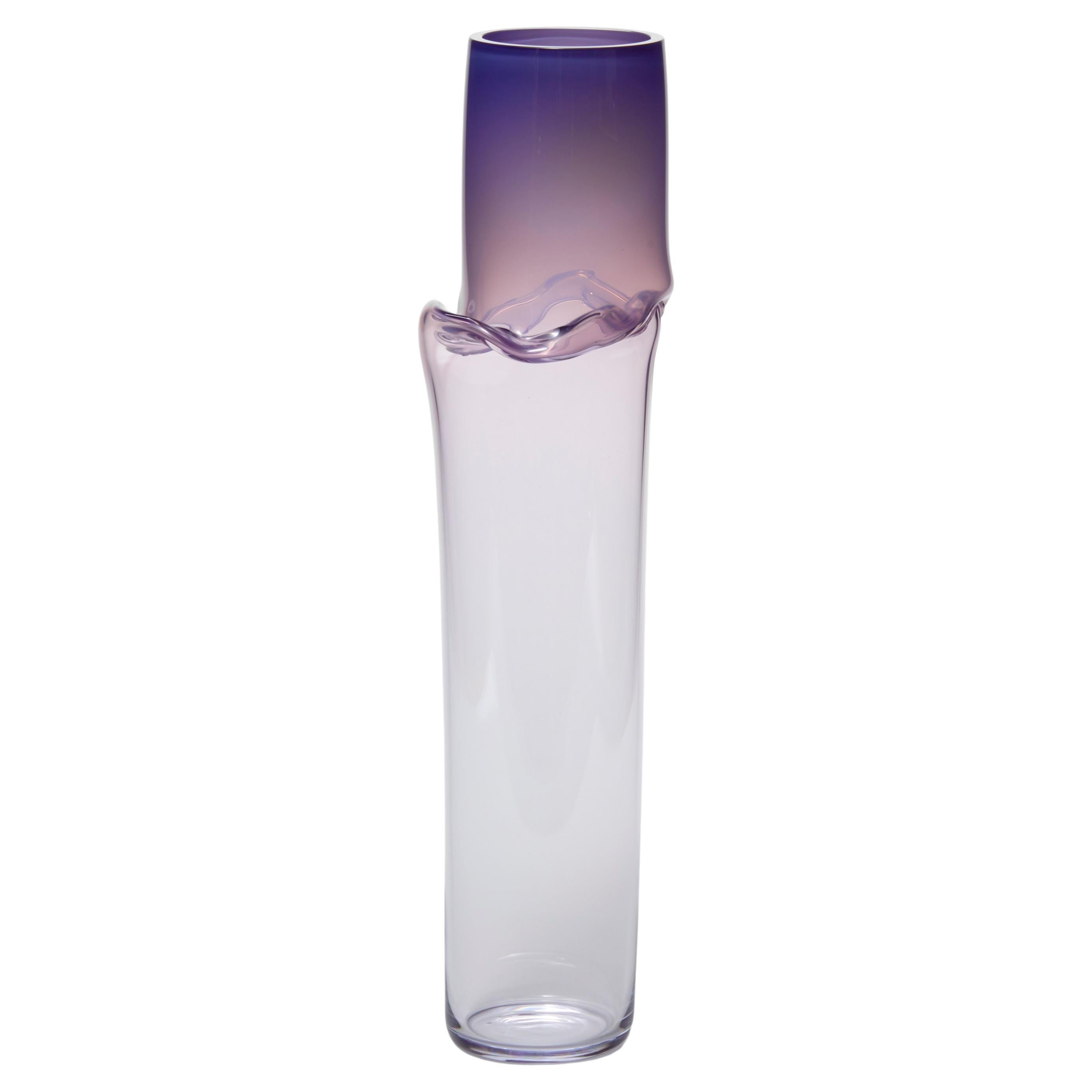 Torsion in Nachtblau 24/02, klares und violettes skulpturales Glasgefäß von Emma Baker