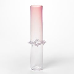 Torsion in Ocean Pink 22/01, un récipient sculptural transparent d'Emma Baker