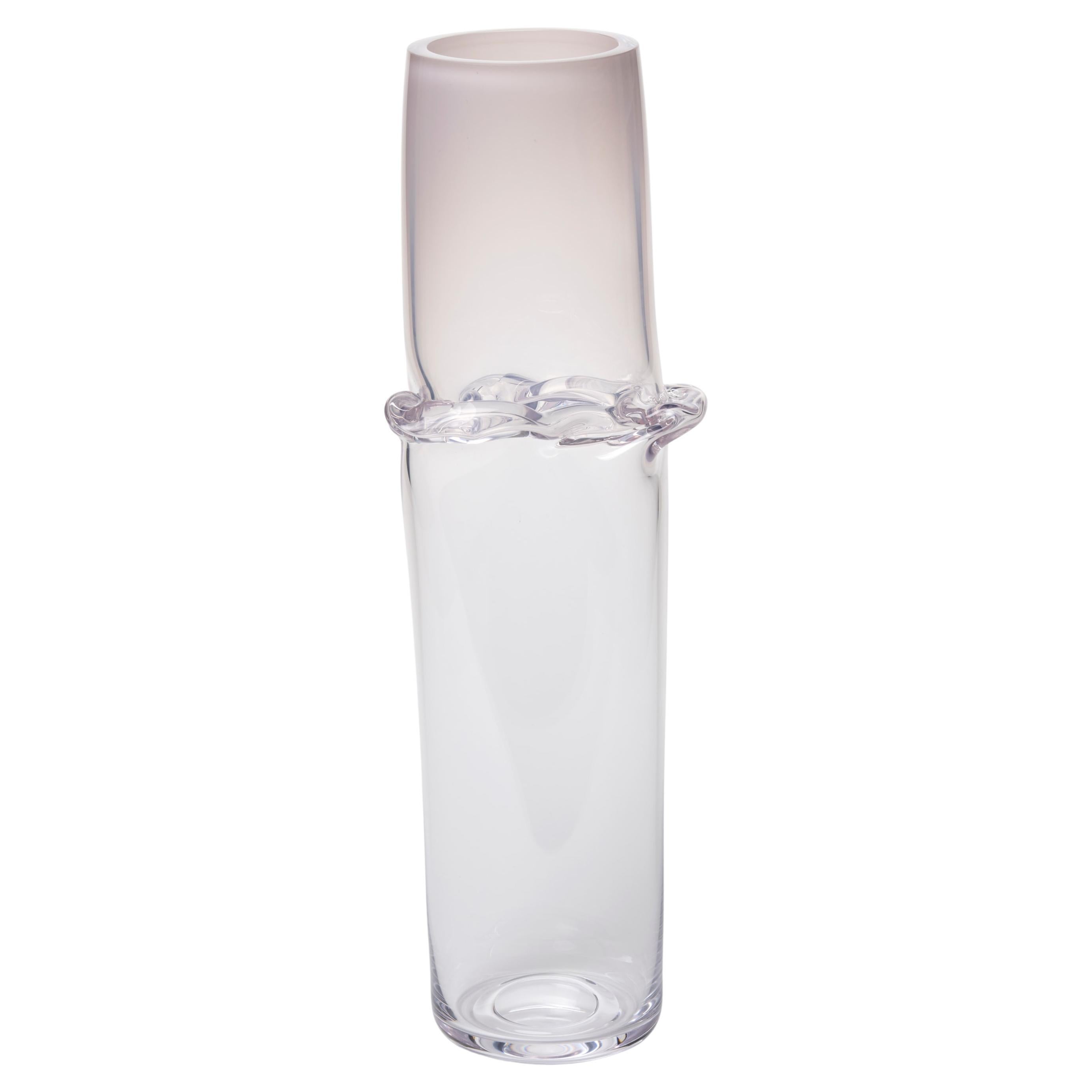 Torsion in Ocean Pink 25/01, vaso scultura in vetro rosa e trasparente di Emma Baker