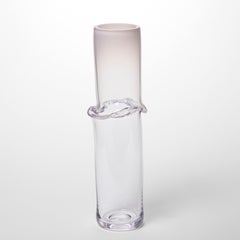 Torsion in Ocean Pink 25/02, vase sculptural en verre transparent et rose d'Emma Baker