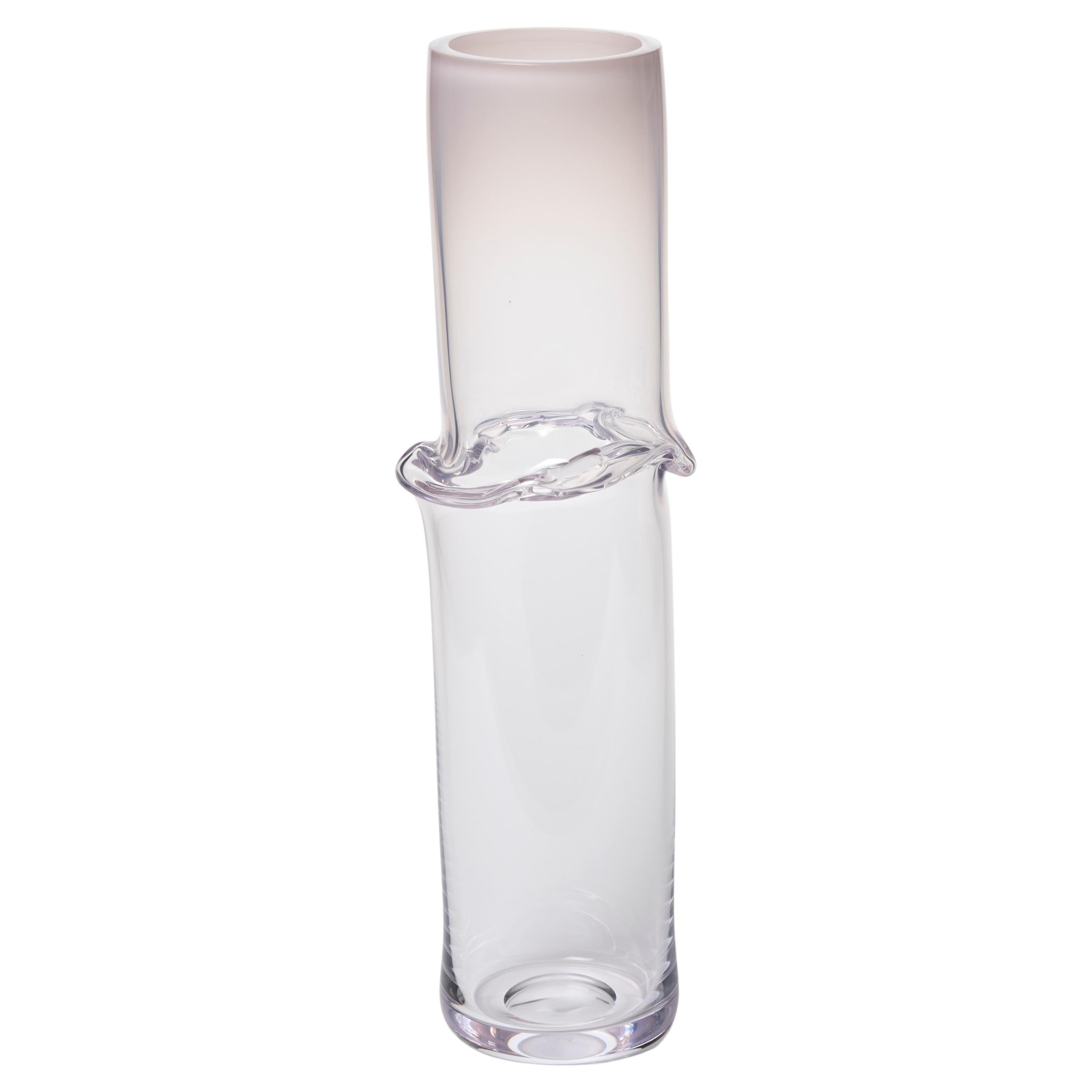 Torsion in Ocean Pink 25/02, vaso scultura in vetro trasparente e rosa di Emma Baker