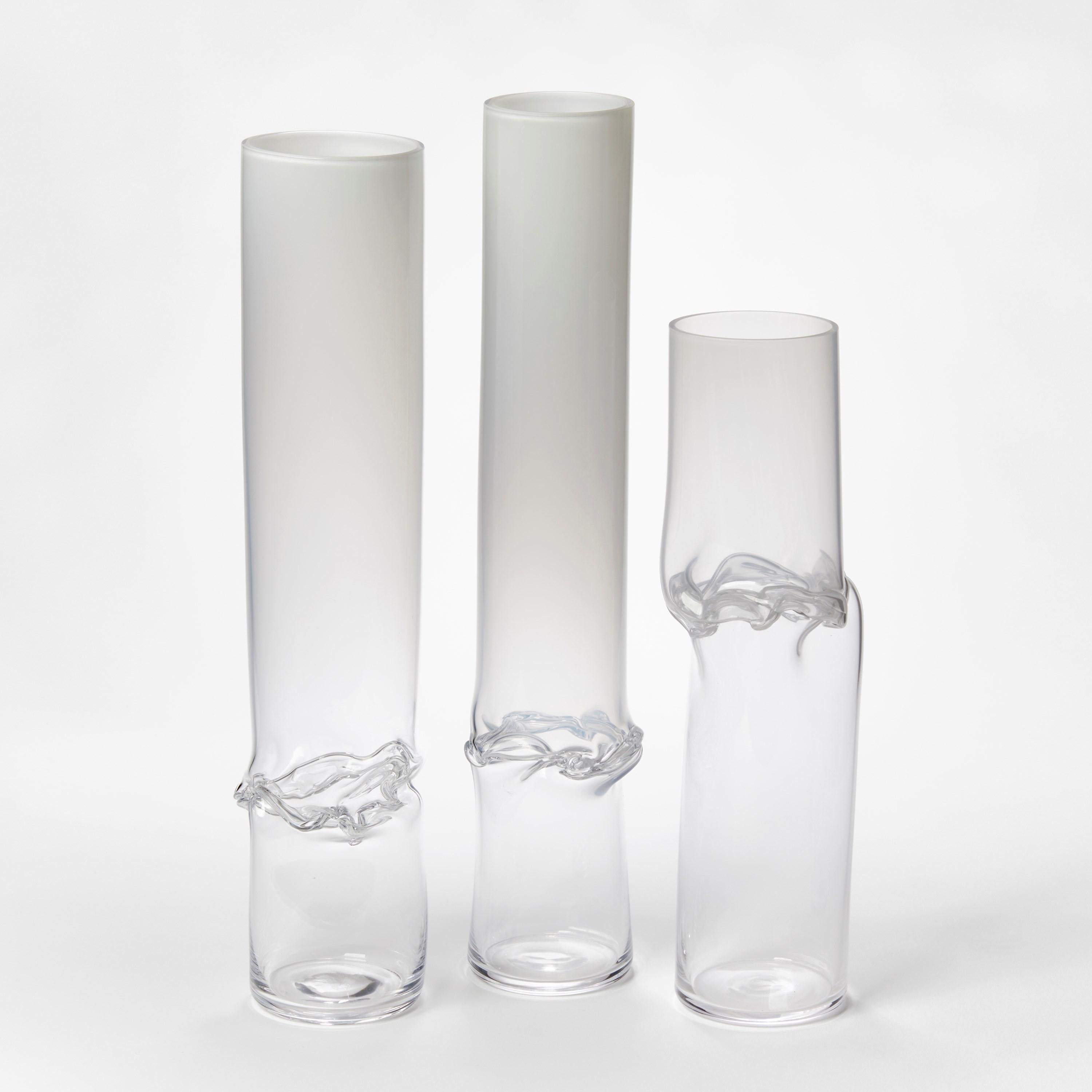 Torsion in Opalweiß 22/02, skulpturales Gefäß aus klarem und weißem Glas von Emma Baker (Britisch) im Angebot