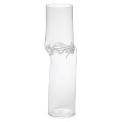 Vase sculptural Torsion in Opal White 22/02, en verre transparent et blanc par Emma Baker