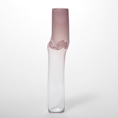 Torsion in Opalfleider 24/01, récipient sculptural transparent et rose d'Emma Baker