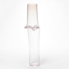 Torsion in Pink 22/01, un récipient sculptural en verre soufflé transparent d'Emma Baker