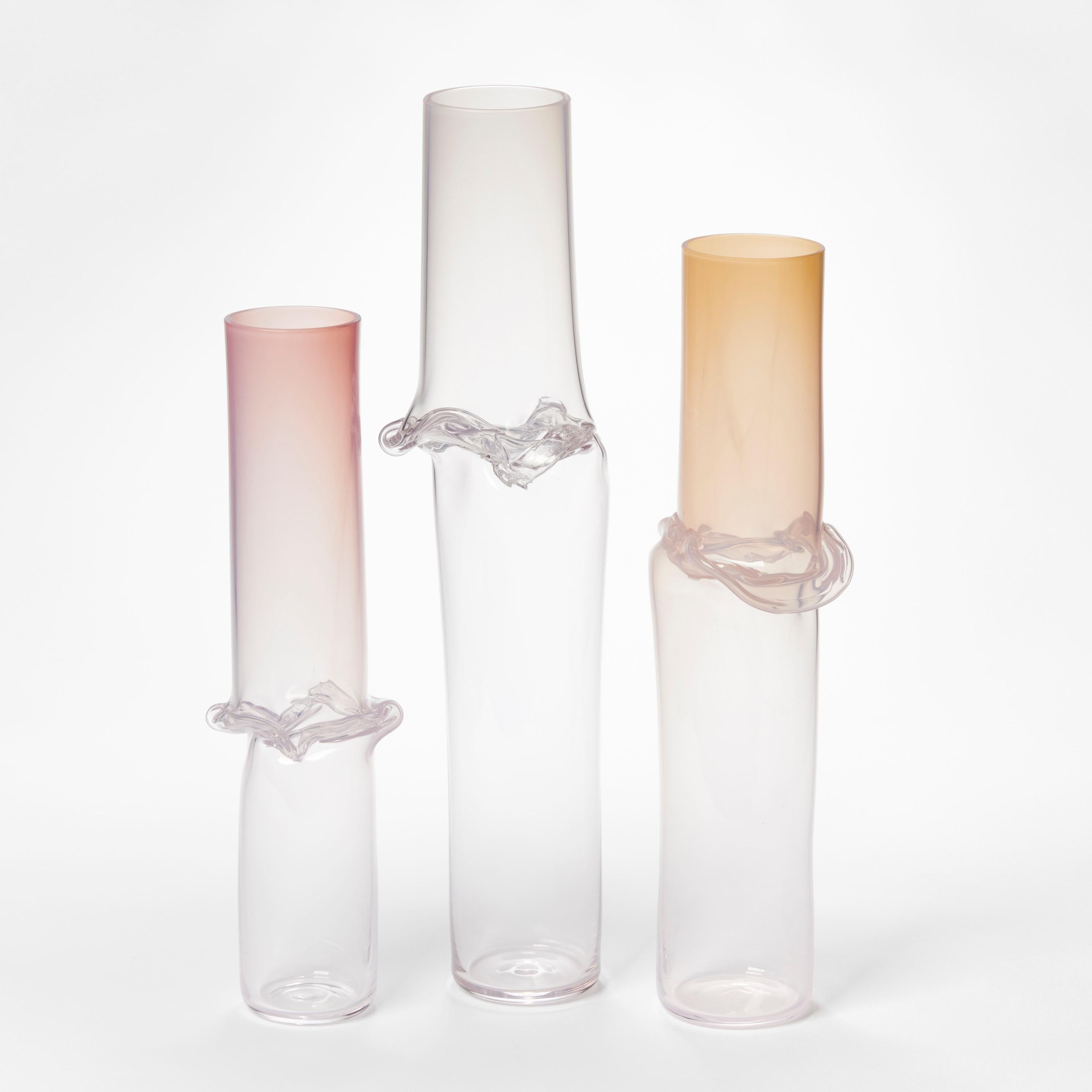  Torsion in Pink 22/01, ein klares, skulpturales mundgeblasenes Glasgefäß aus Glas von Emma Baker (Britisch) im Angebot
