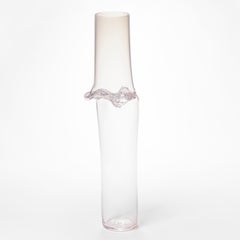 Torsion in Pink 22/01, récipient sculptural en verre transparent et rose d'Emma Baker