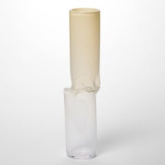 Torsion in Speckled Ivory 24/02, vaso scultura in vetro di Emma Baker