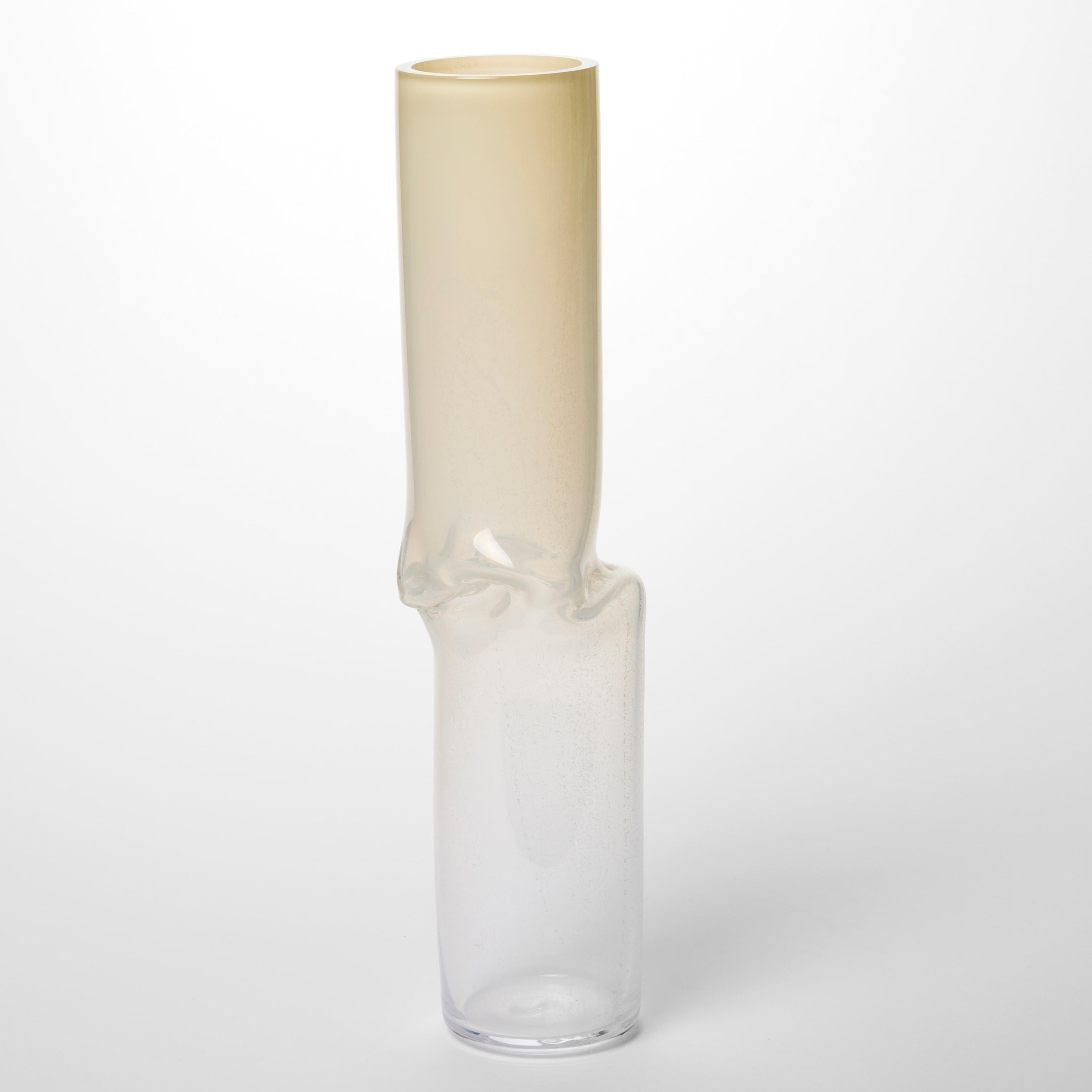 Torsion in Speckled Ivory 24/02, skulpturales Glasgefäß von Emma Baker (Organische Moderne) im Angebot