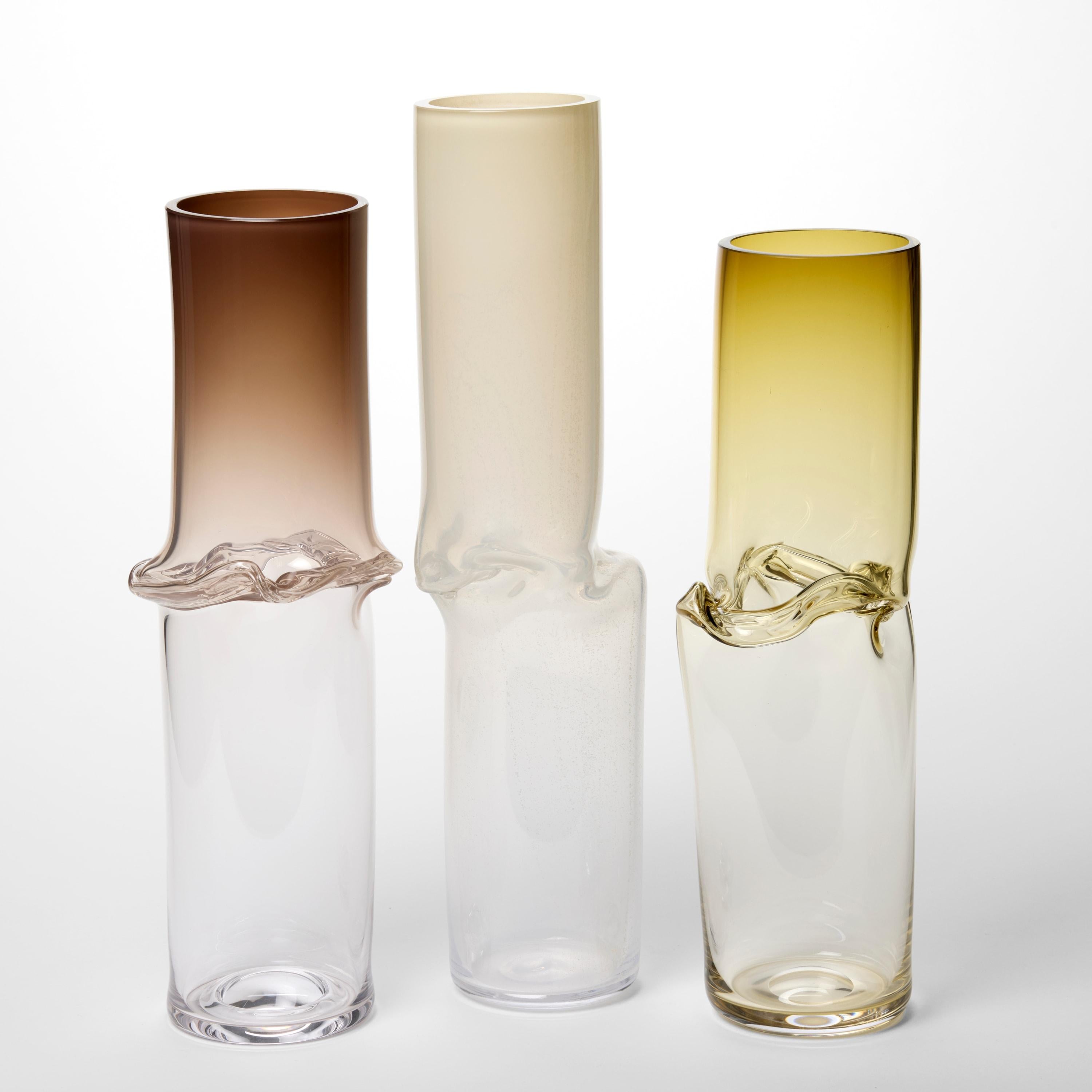 Britannico Torsion in Umber 25/01, un vaso scultoreo in vetro chiaro e marrone di Emma Baker in vendita