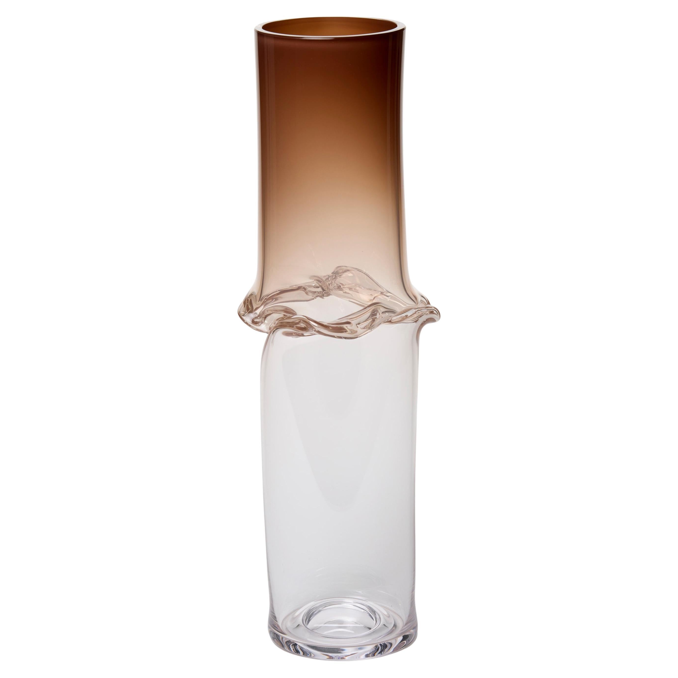 Torsion in Umber 25/01, un vaso scultoreo in vetro chiaro e marrone di Emma Baker in vendita